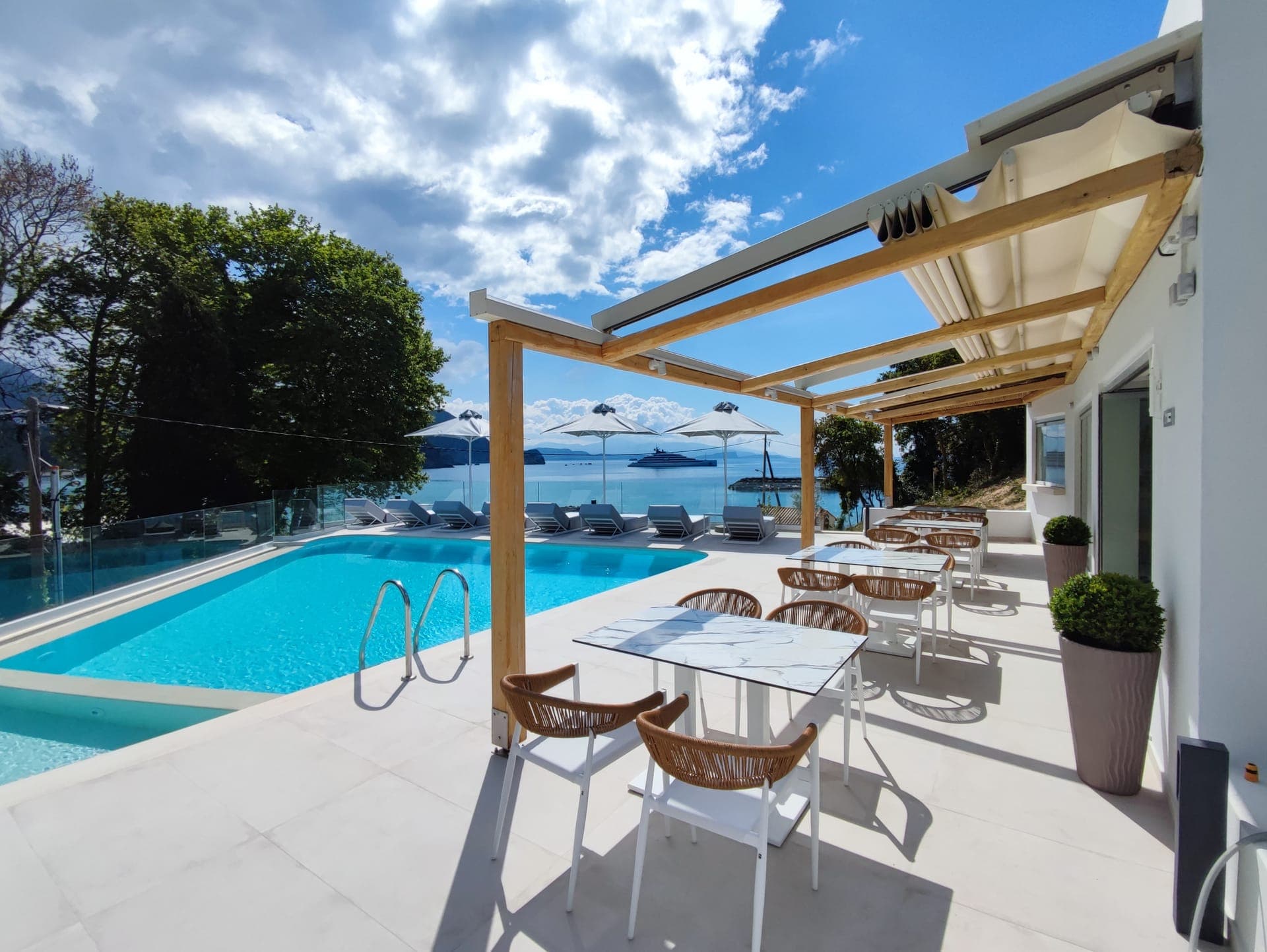 Pool bar