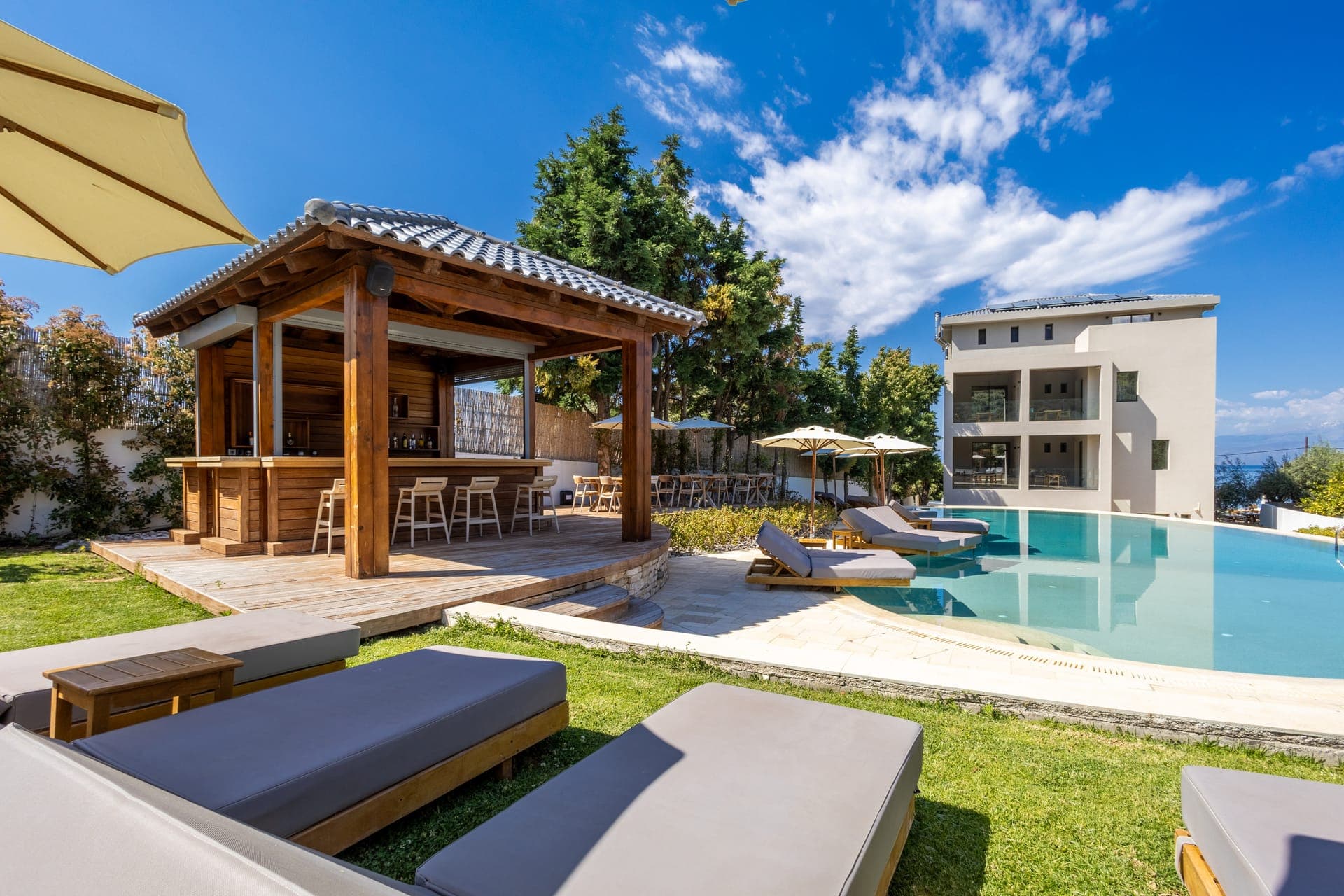 Pool bar
