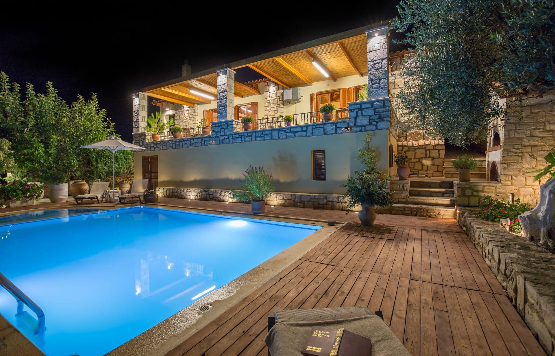 Amazing villas in Crete - Villa Myrrini - Swimming pool at night