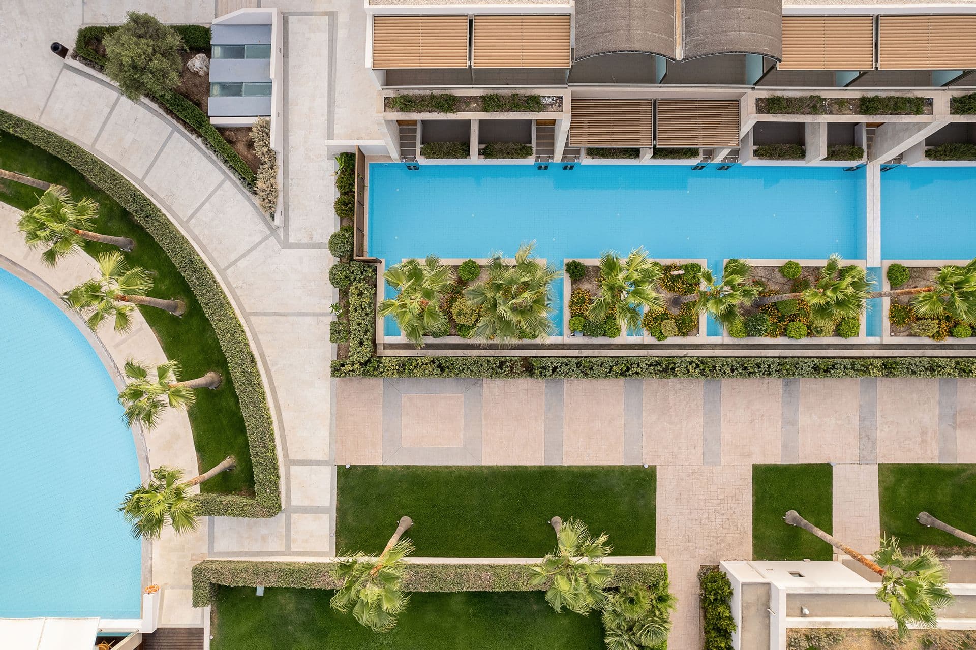 Panoramic view of Deluxe rooms with sharing pool