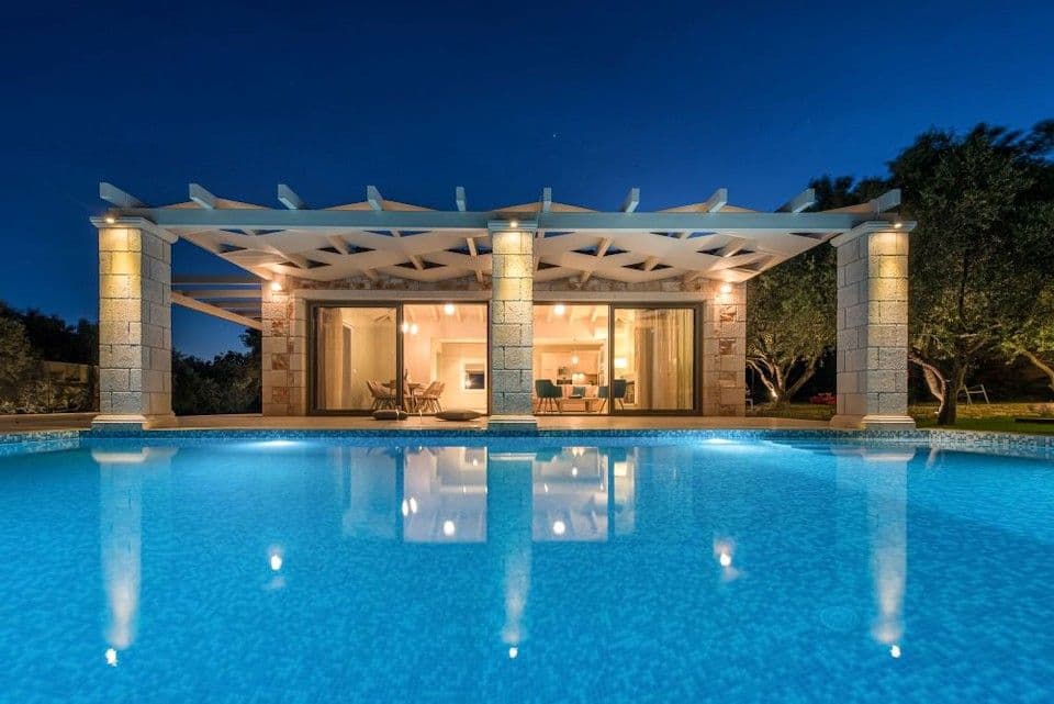 properties-AVRAVILLA-0.jpg