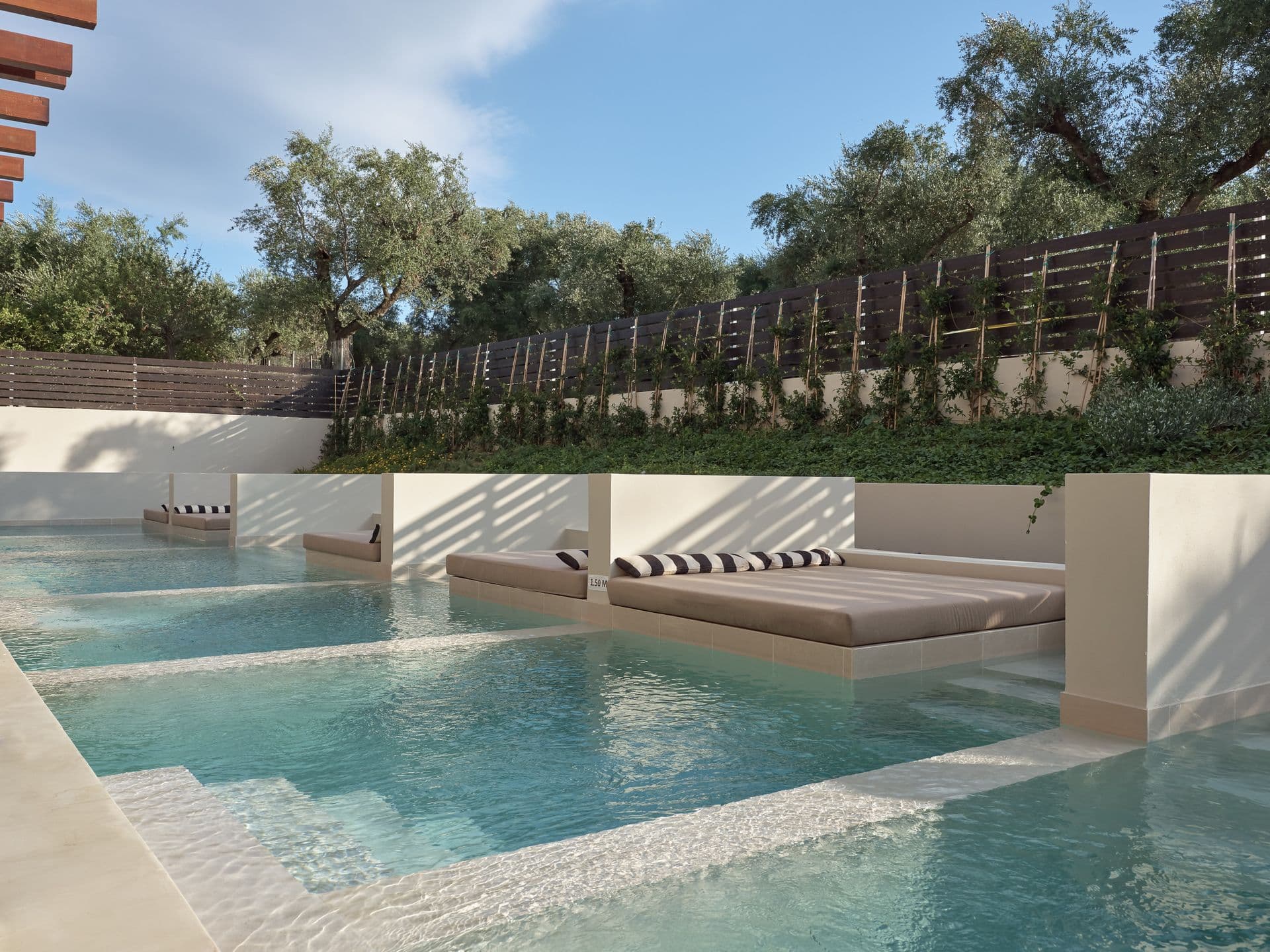 Sharing pool, available to the privileged Swim Up rooms!