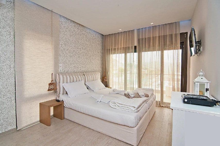 properties-CHRISTIES-2.jpg