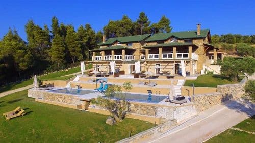 total property consists of 2 villas (oneof 5 and one of 4 bedrooms) 2 guesthouse and one studio - 2 parking places of 2 cars and 2 swimming pools .
