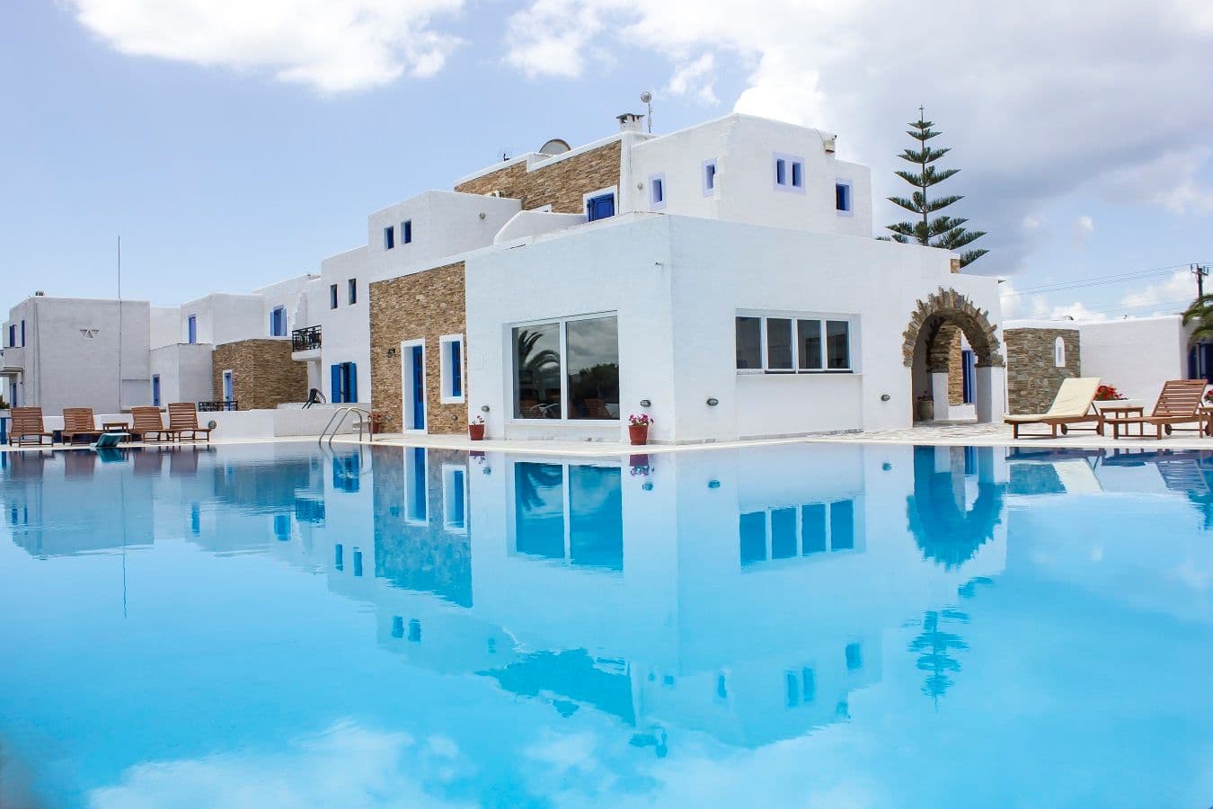 properties-HOLIDAYHTL-3.jpg
