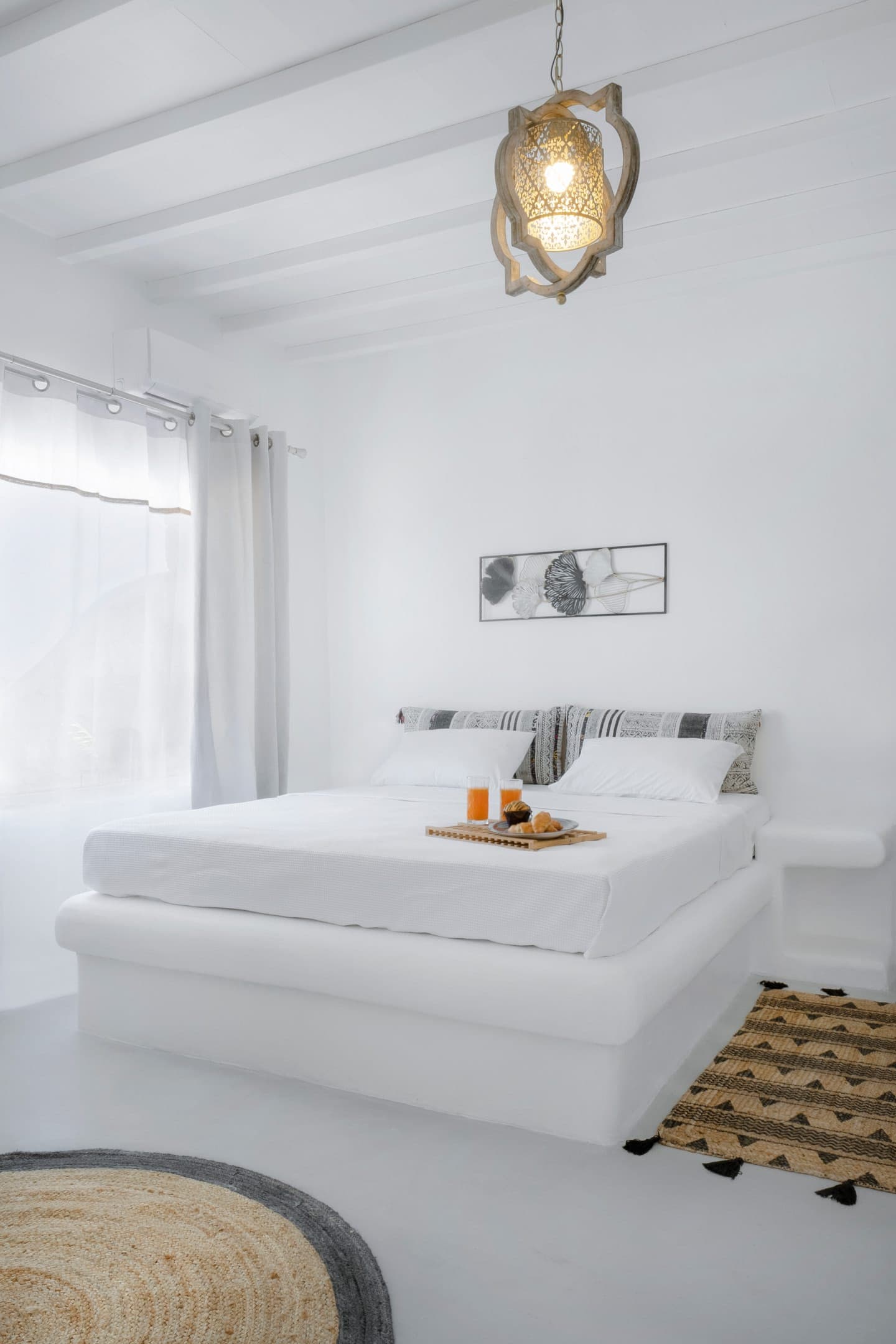 King size bed with 2 types of pillows