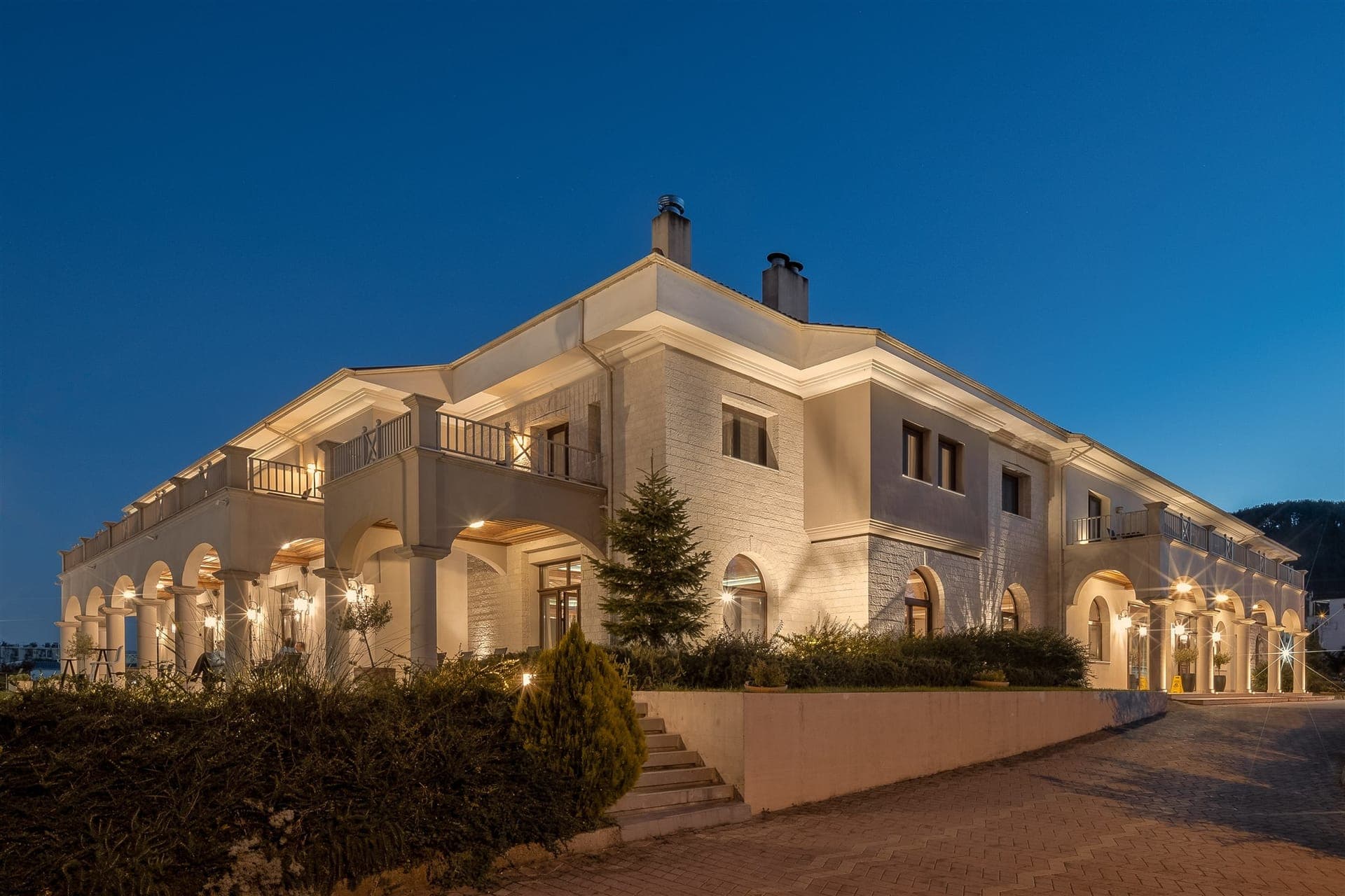 properties-LAKEHOTEL-1.jpg