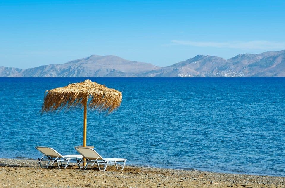 Παραλία μπροστά στο Makis Inn Resort Θερμησίας με καθαρά νερά και φόντο τις Σπέτσες. Beachfront at Makis Inn Resort Thermisia with clear waters and Spetses island view. Spetses Hydra Ermioni Thermisia Beachfront Resort Greece Peloponnese