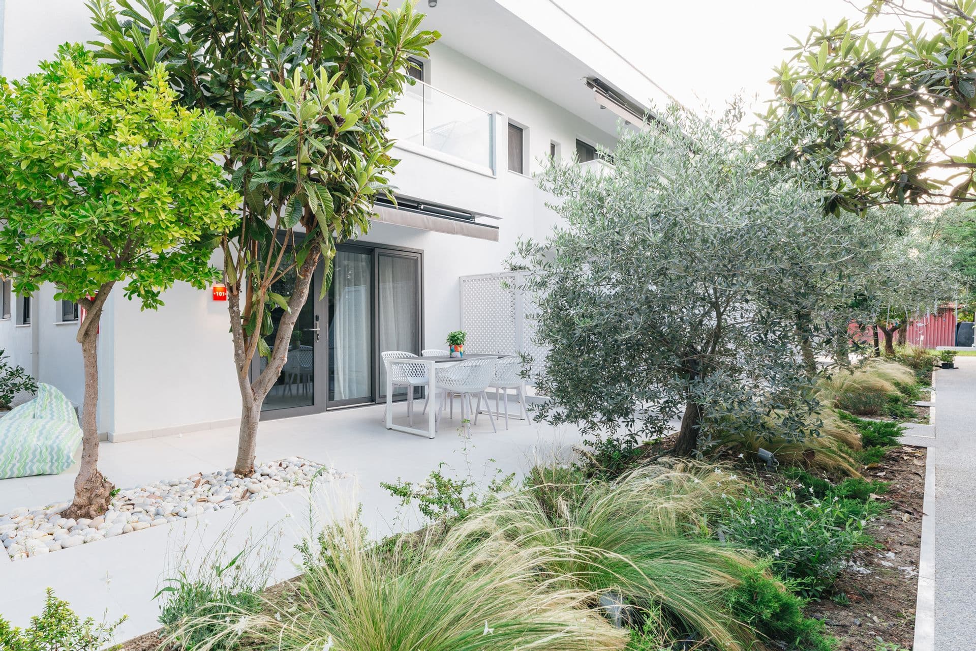 The private verandas of the Deluxe two-Bedroom apartments are spacious and fully furnished !