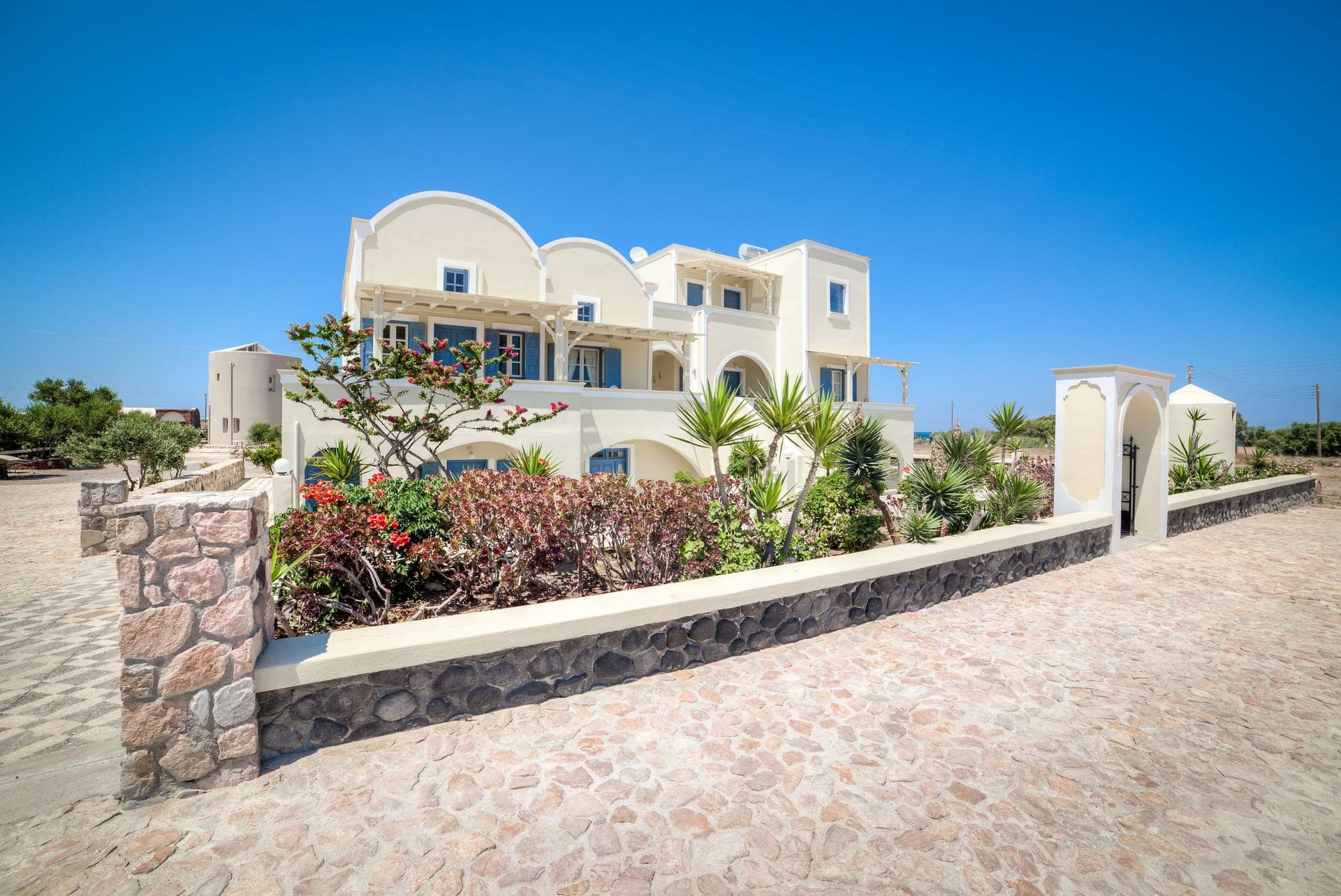 properties-MONOLITHIA-2.jpg