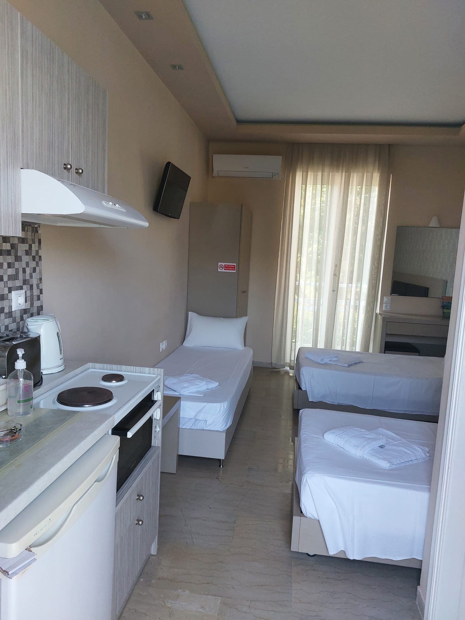 STUDIO WITH 3 SINGLE BEDS