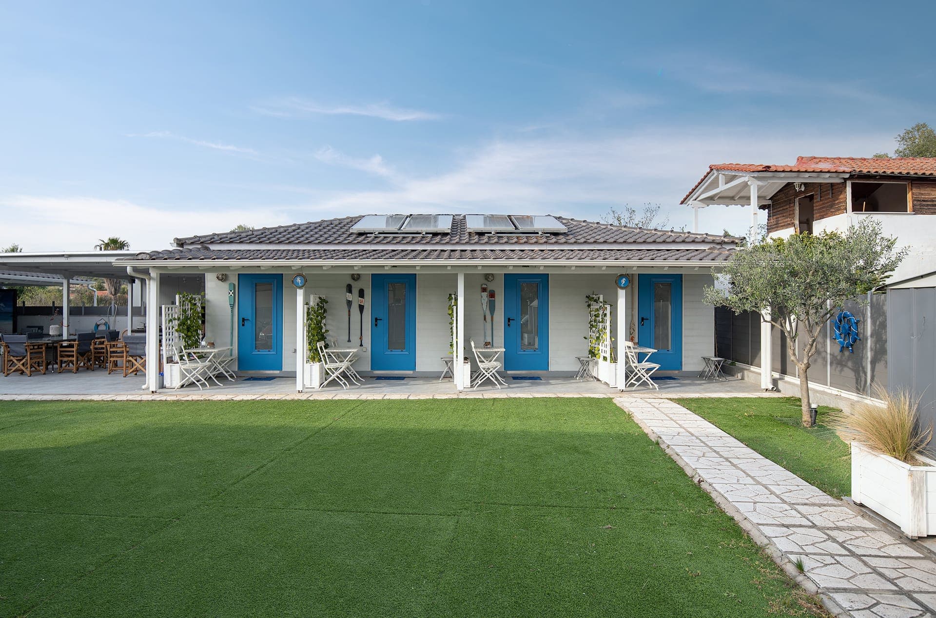 Nautical Toroni Rooms, yard