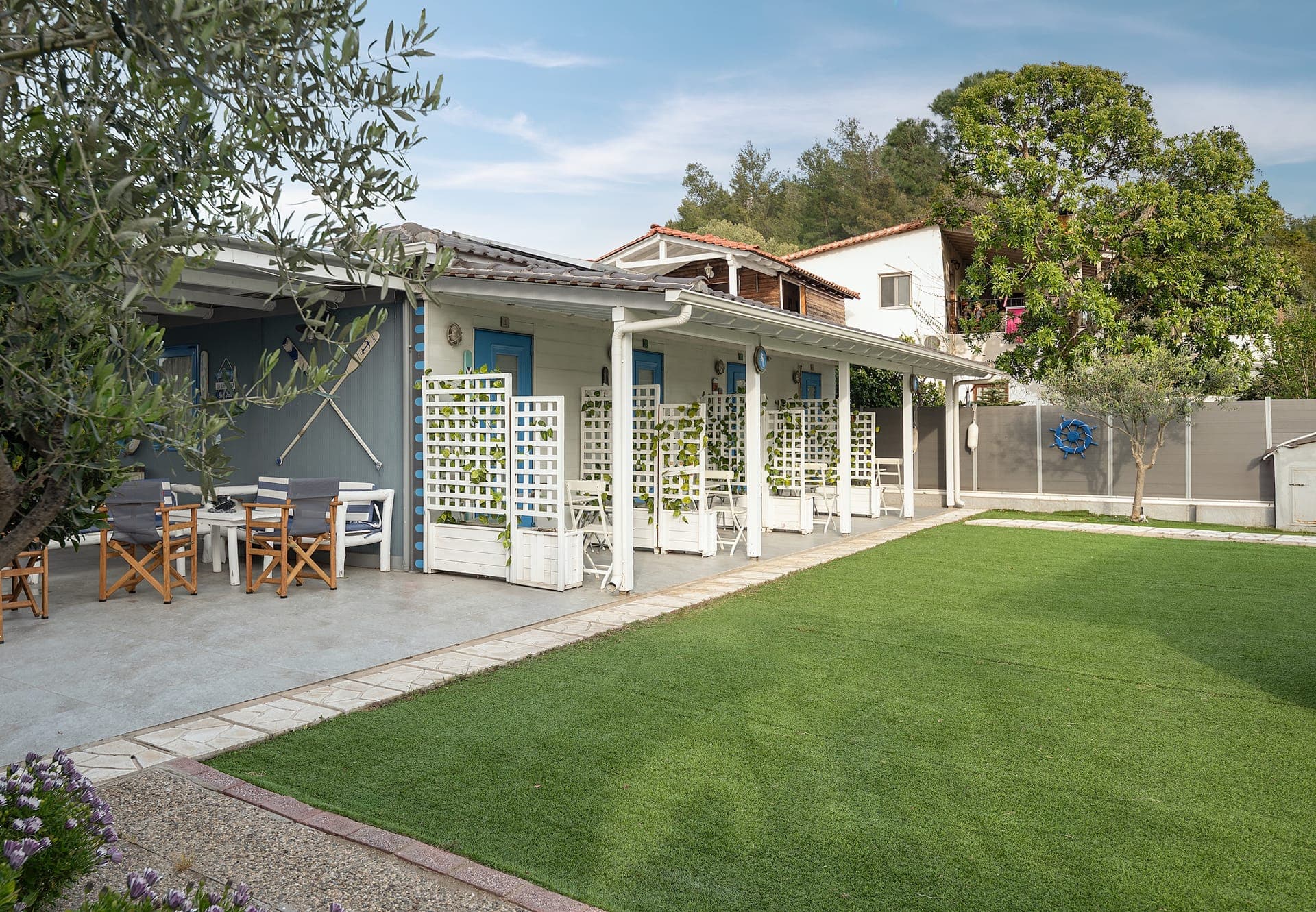 Nautical Toroni Rooms, yard