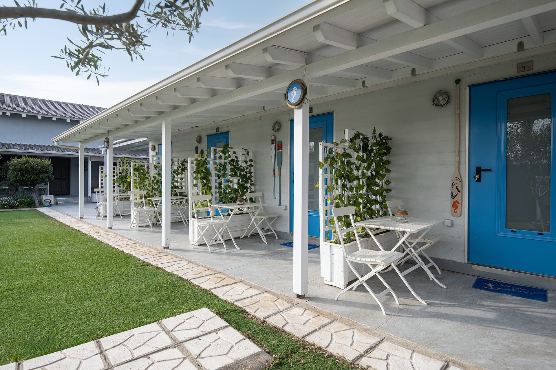 Nautical Toroni Rooms, yard