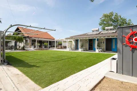 Nautical Toroni Rooms, yard