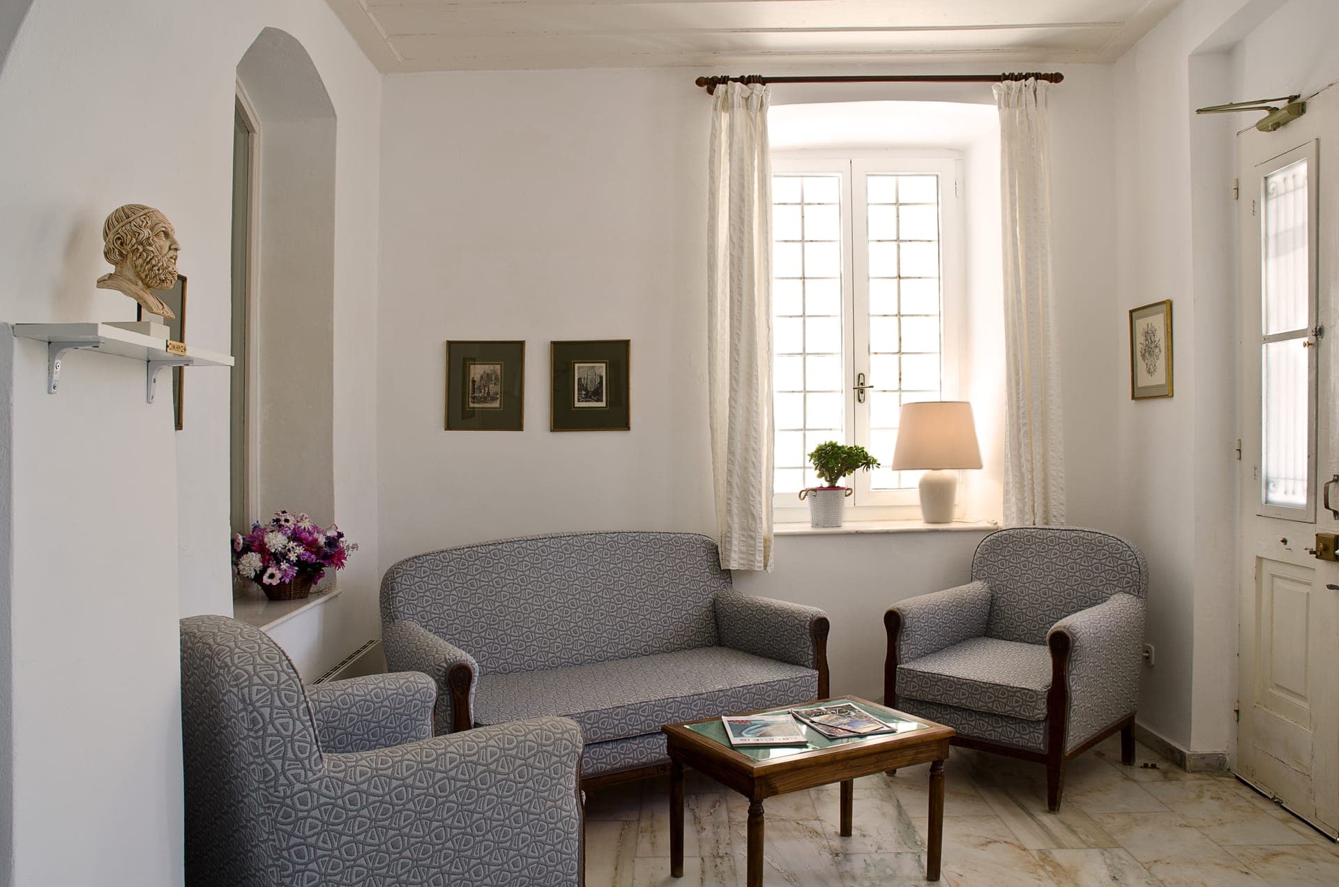 Reception with lounge