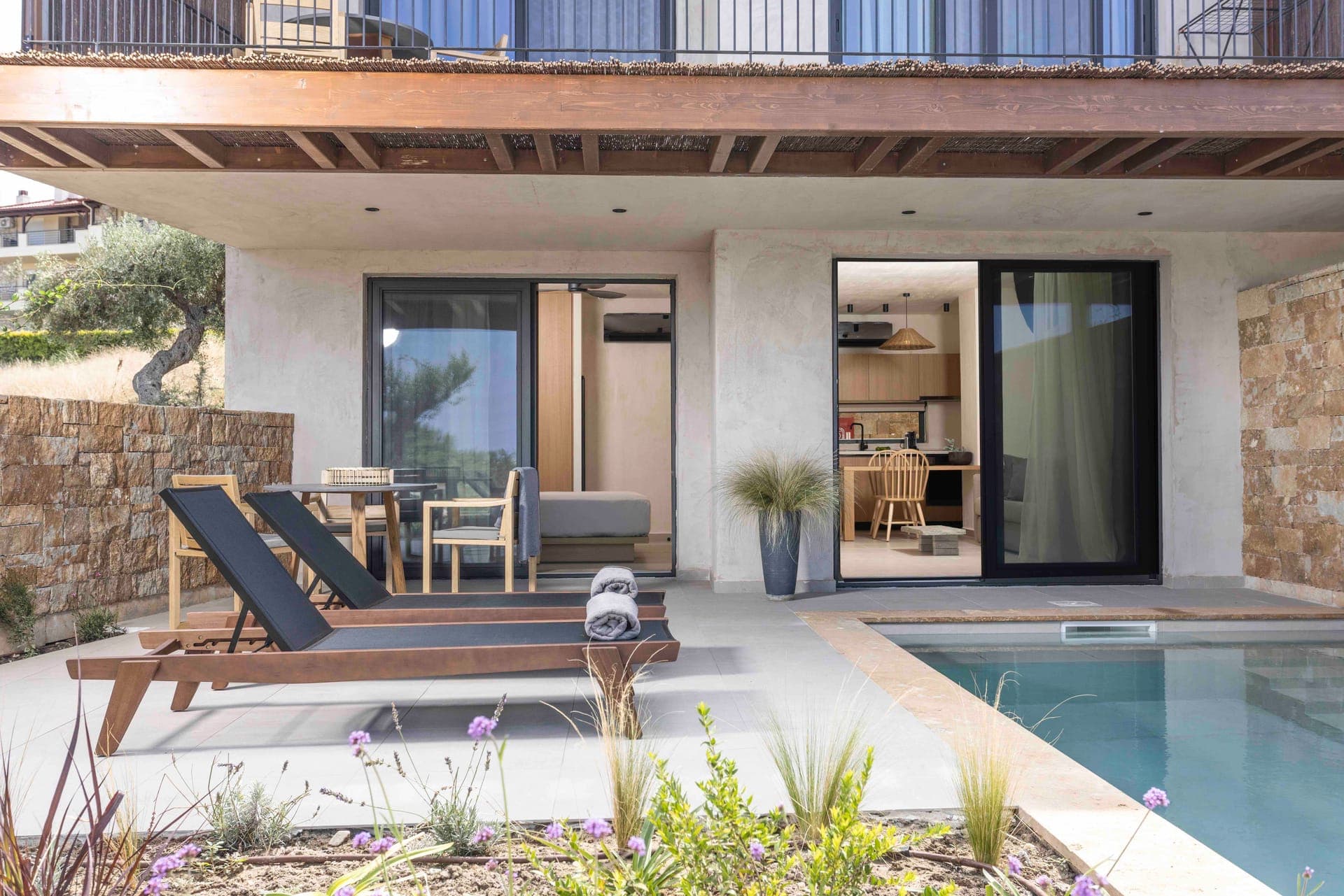 properties-PNOESLUXSU-1.jpg