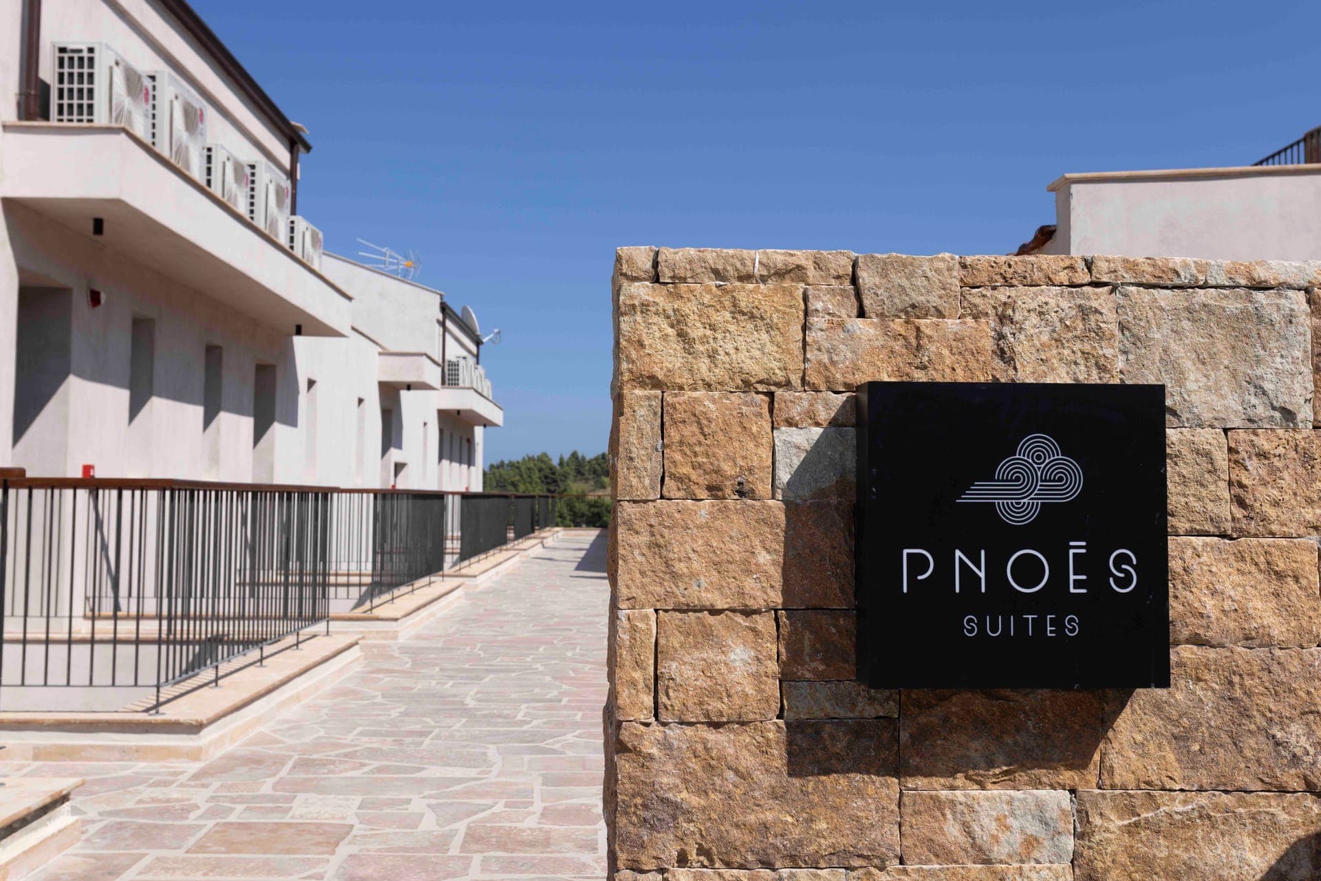 properties-PNOESLUXSU-4.jpg