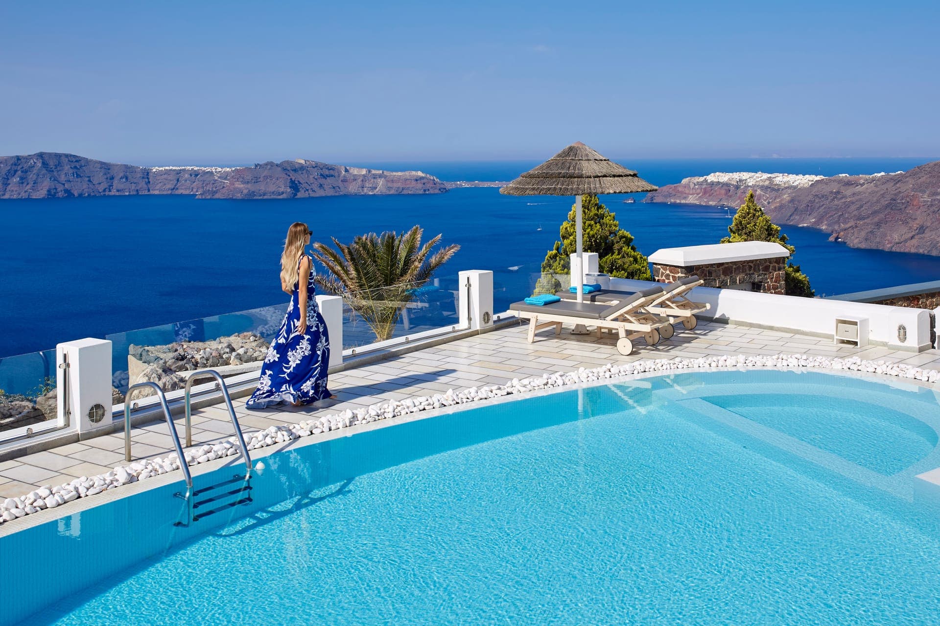 Heated swimming pool and view to Oia city and Thirasia island