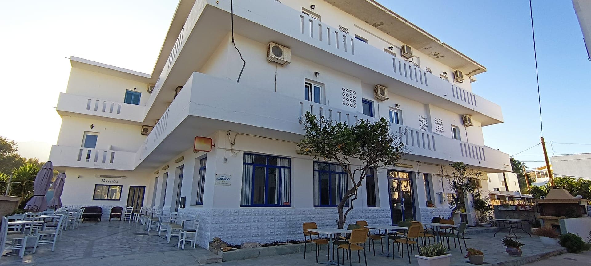 Στέκεται αγέρωχο υπερήφανο για τα 55 του χρόνια το SERIFOS BEACH HOTEL