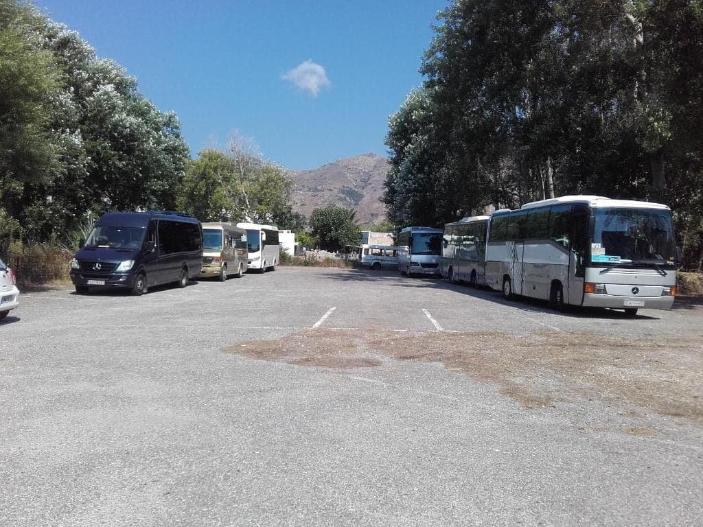 ¨Ανετο μεγάλο κλειστό PARKING ακόμα και για λεωφορεία 50 θέσεων
 στο SERIFOS BEACH HOTEL