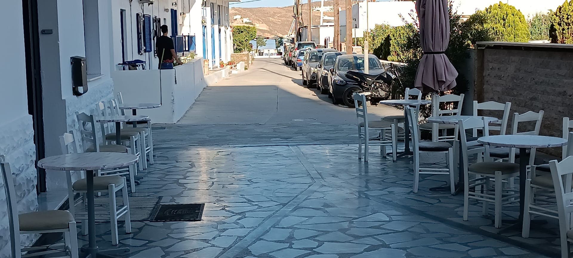 Μόλις 50 μέτρα από τη θάλασσα .Μέσα στο ΚΕΝΤΡΟ  αλλα ΑΠΟΚΕΝΤΡΟ
το SERIFOS BEACH HOTEL