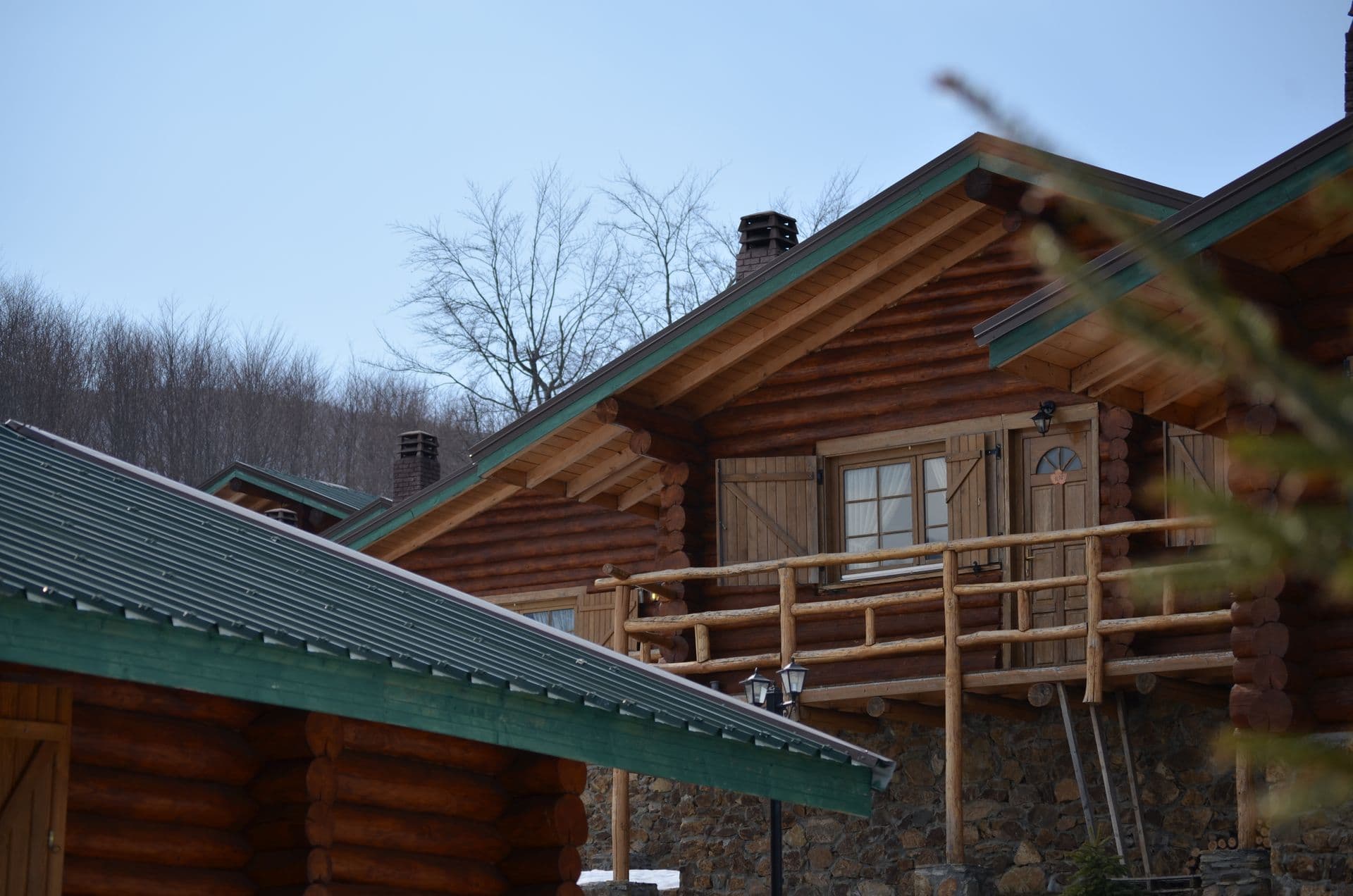 Sfendamos Wood Village is a mountain hotel with 7 individual Chalet Wooden Houses with private fireplaces and a main Chalet with a Restaurant and Bar. Its situated 1.5 klm from the 3-5 Pigadia Ski Resort in a wonderful natural setting.