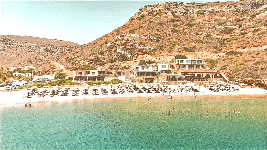 Beachfront setting
Comfortable rooms set directly on the sand, just steps from the sea.