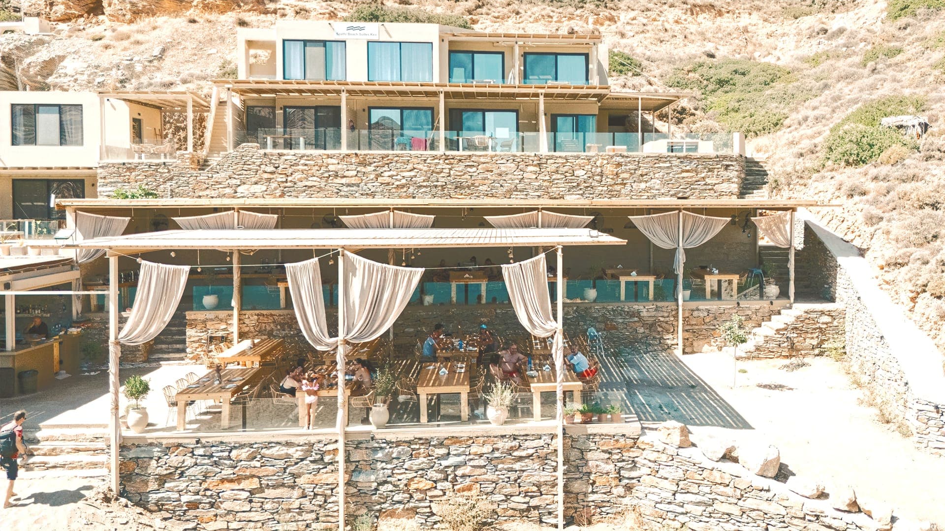 Beach bar atmosphere
A relaxed beach bar with soft music and a natural seaside setting.