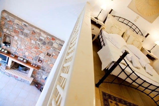properties-THOLARIA-4.jpg