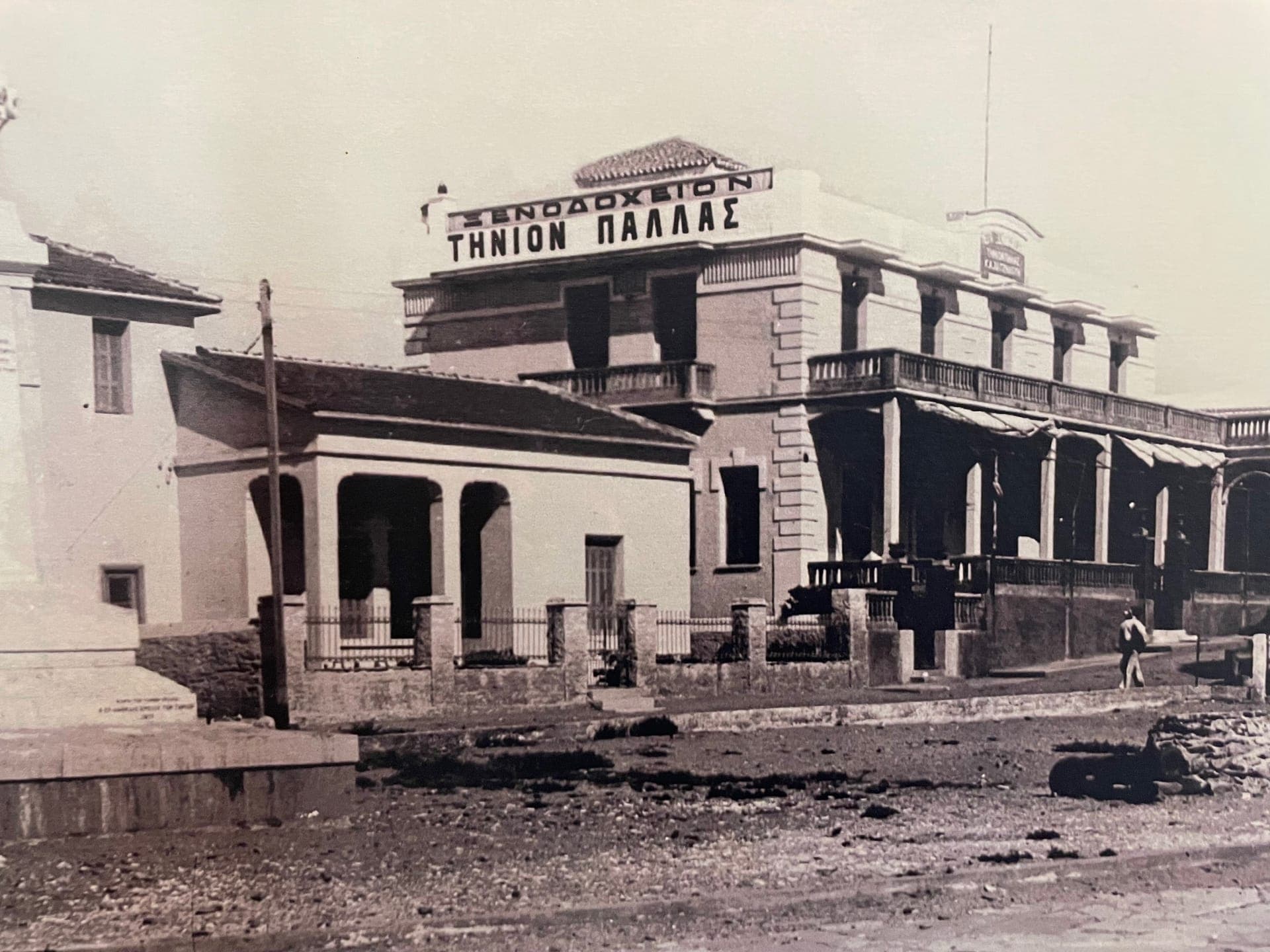 first photo of the hotel in 1923