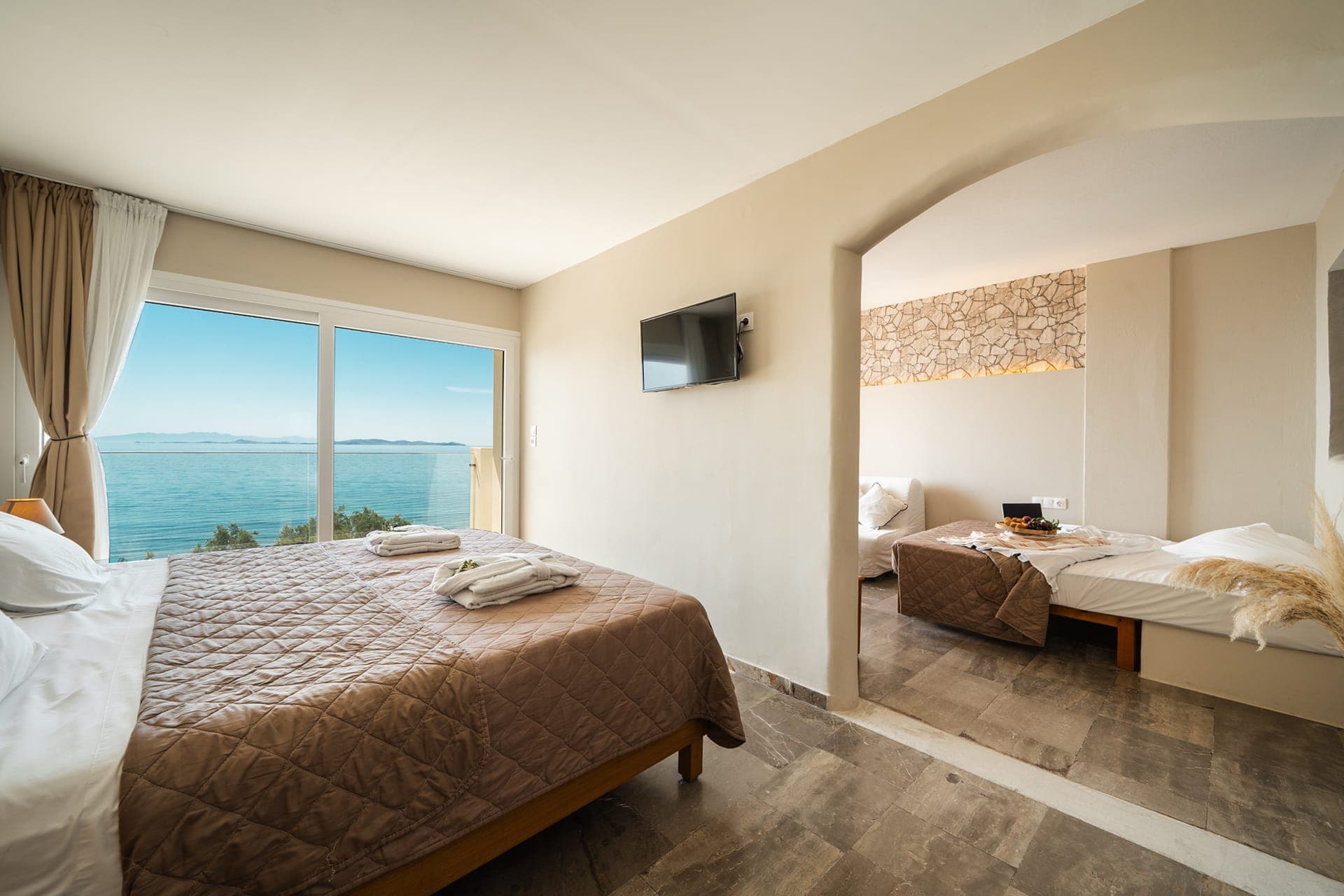 room-types-AEOLOSBAYT-SSUITE-0.jpg