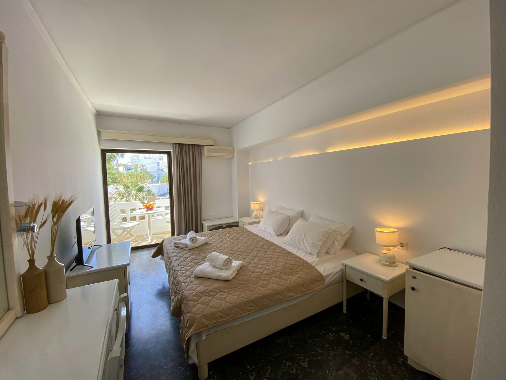 room-types-AEOLOSBAYT-SVTRPL-0.jpg