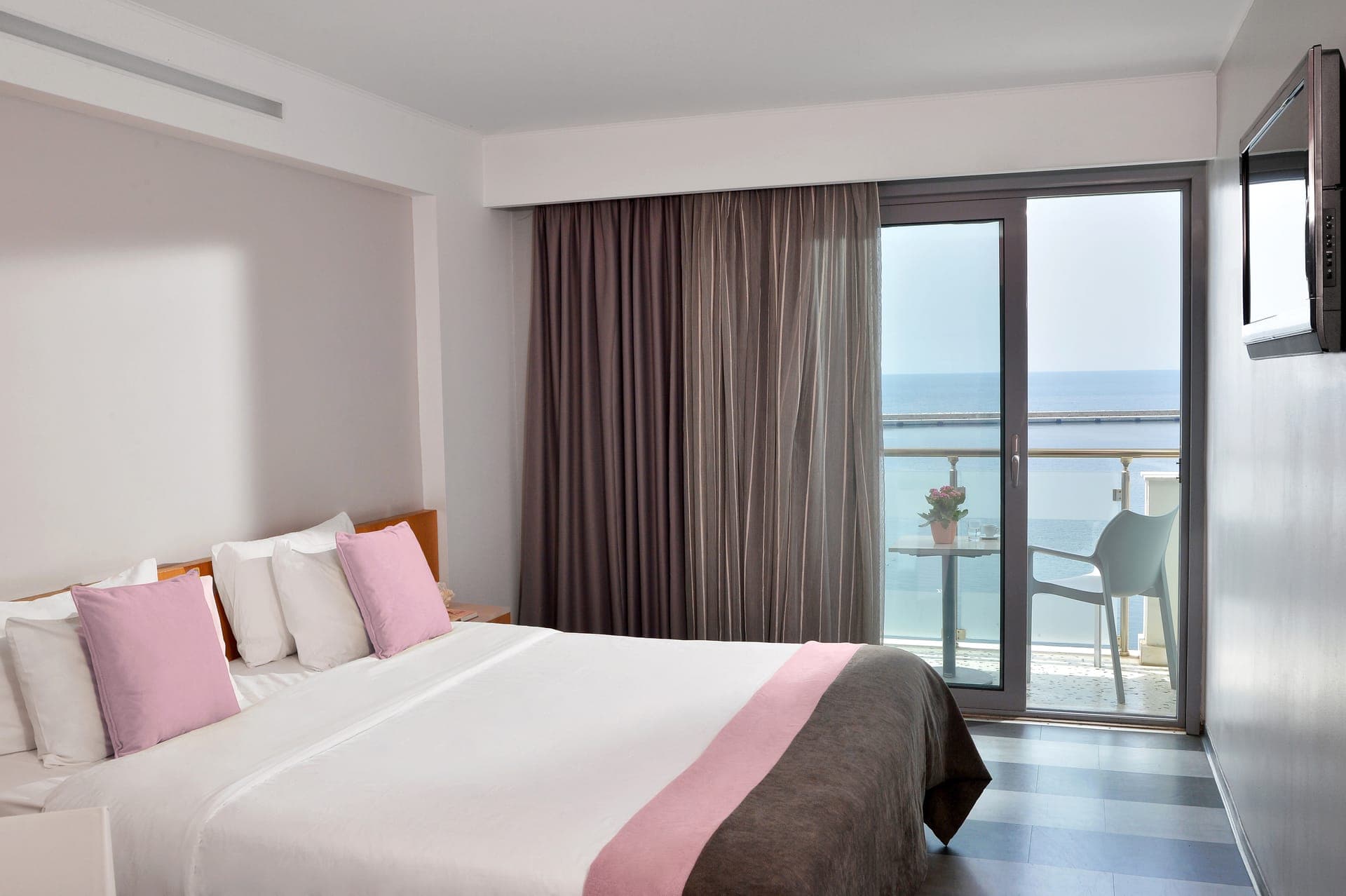room-types-AIROTELGK-DBLSV-0.jpg