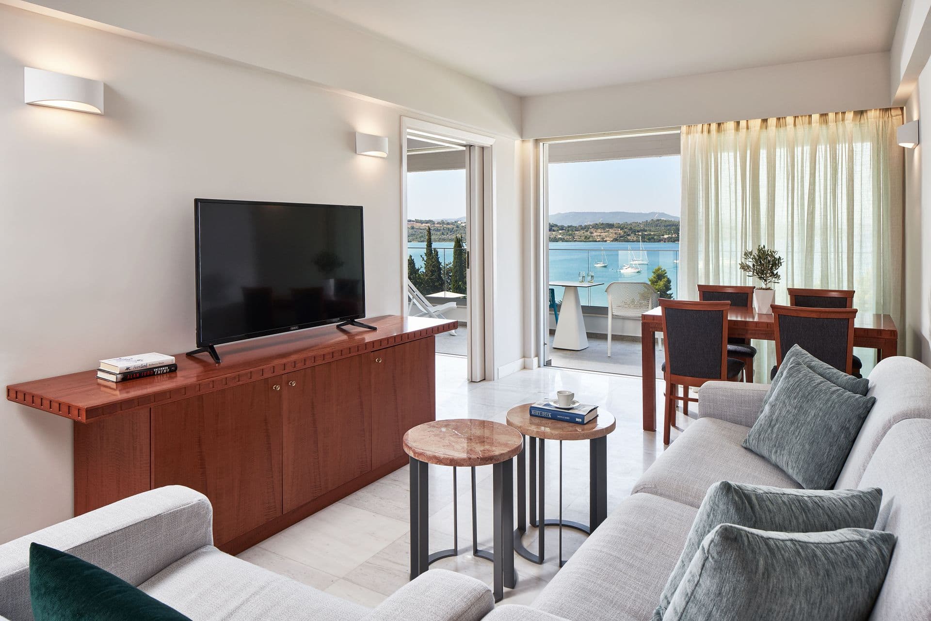 room-types-AKSPORHELI-JSUITE-0.jpg