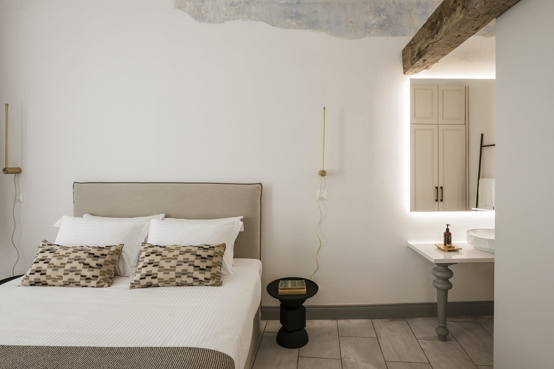 room-types-ALMASYROS-SUITER-0.jpg