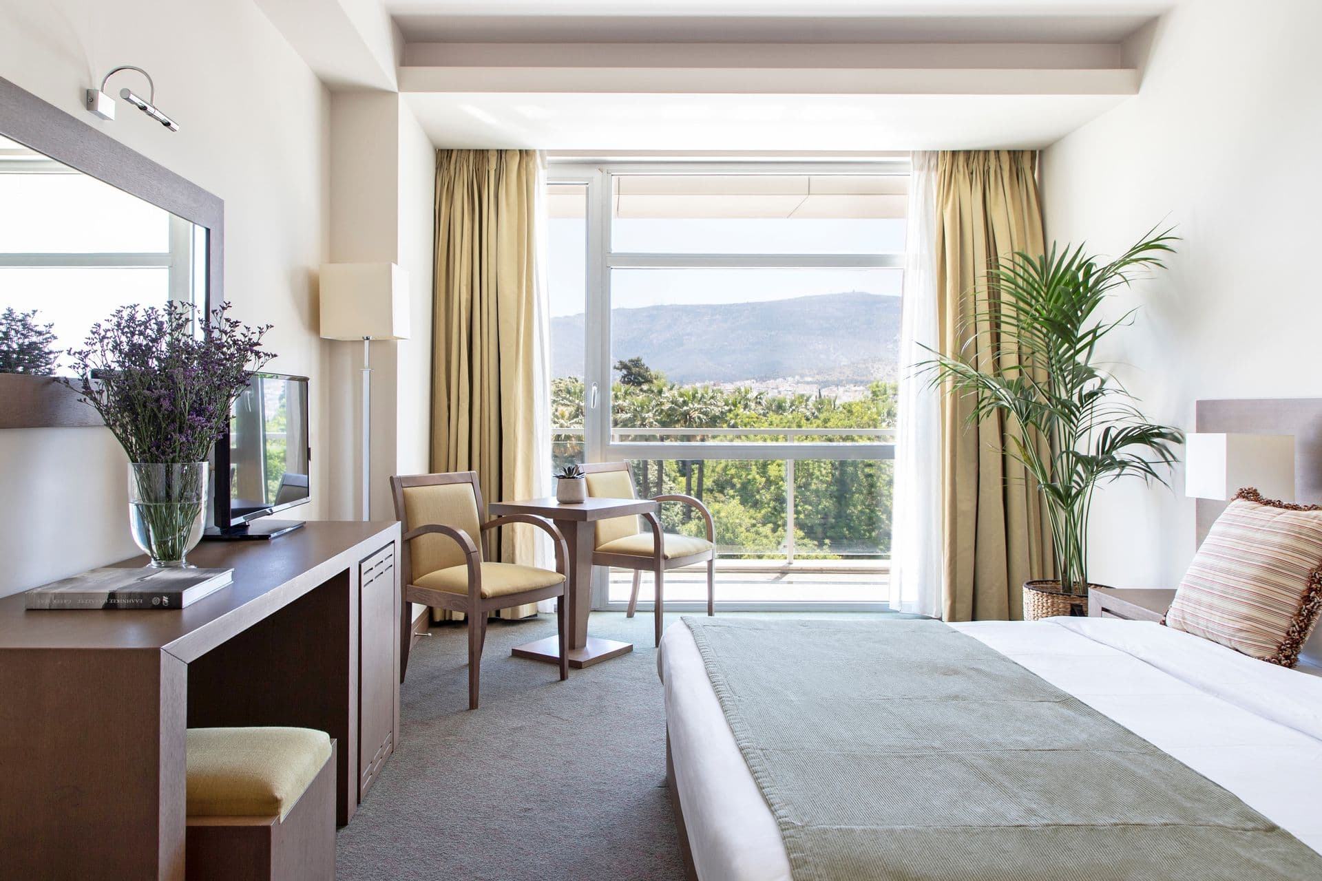 room-types-AMALIAATH-DLXKNG-0.jpg