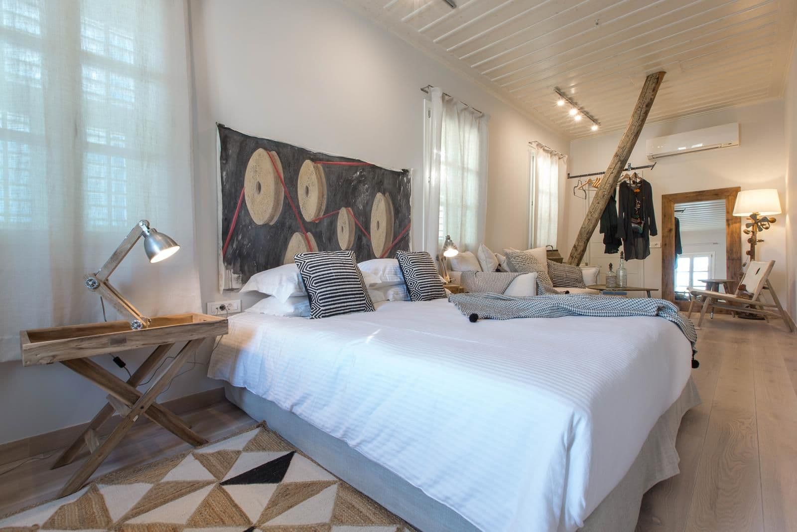 room-types-AMYMONE-DLX-0.jpg