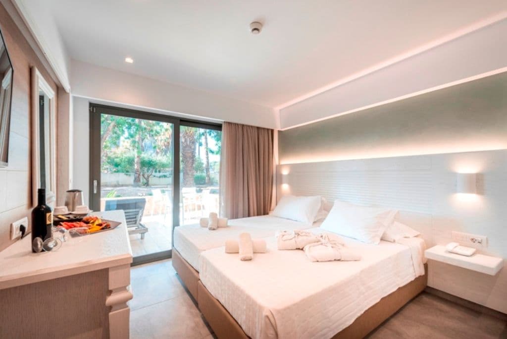 Twin beds - extra single bed -
bathroom with shower - furnished terrace with private sunloungers