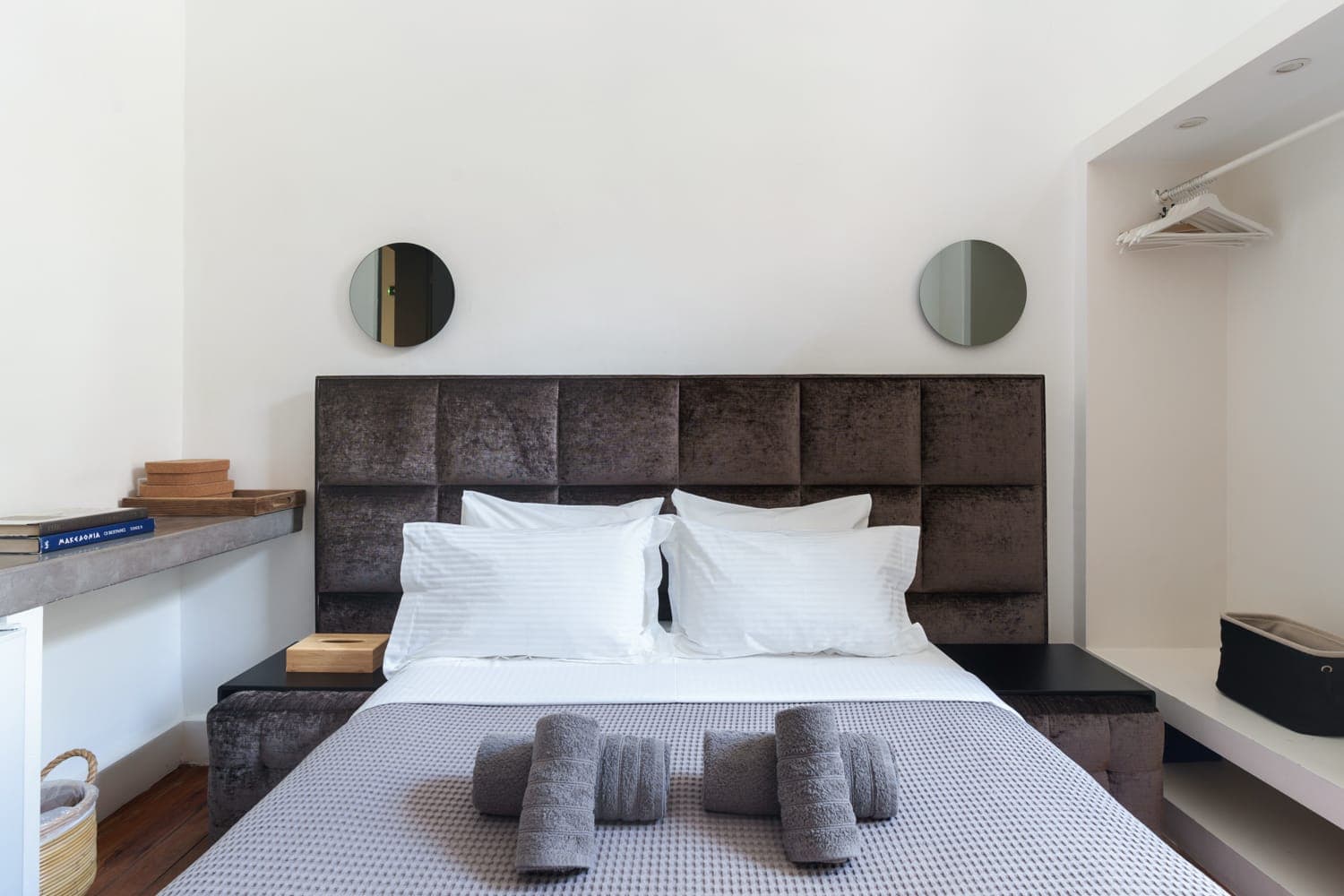 Bedroom with queen bed (King Koil)
