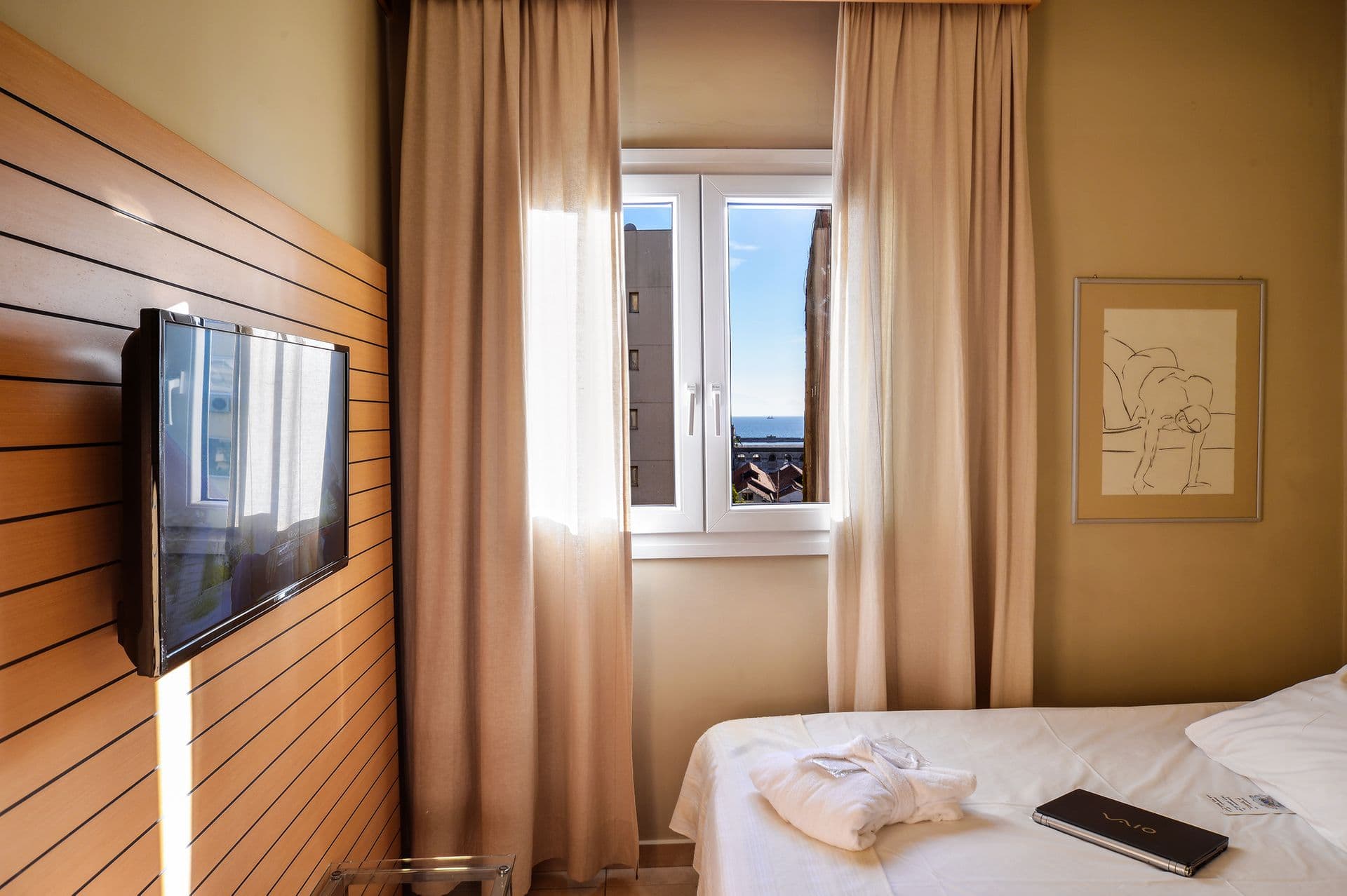 The Budget double room features 1 double small bed and is ideal for the couple that requires a short urban stay in downtown Thessaloniki. Approx. size is 20 sq meters