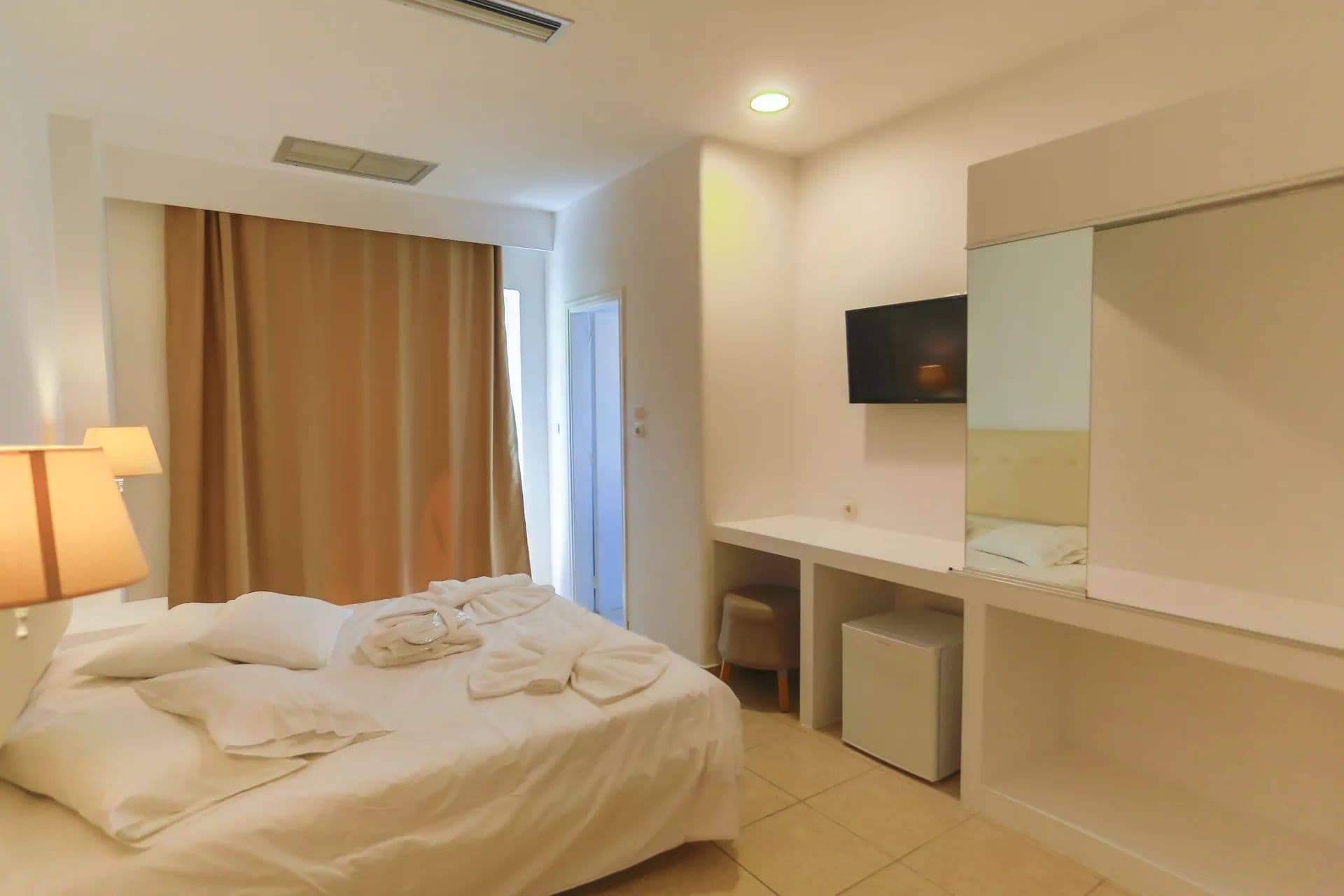 room-types-ASTRON-DBLJU-0.jpg
