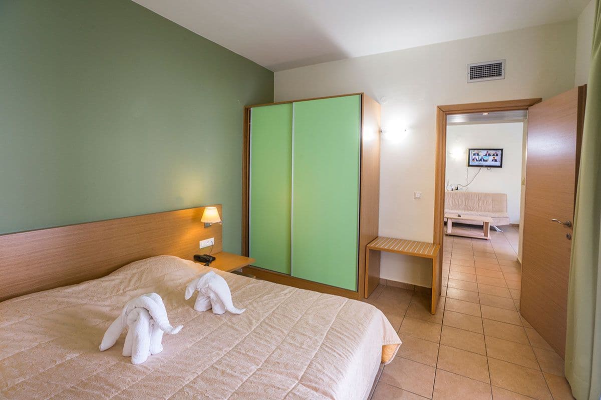 room-types-ATHINABEAC-SEMIAP-0.jpg