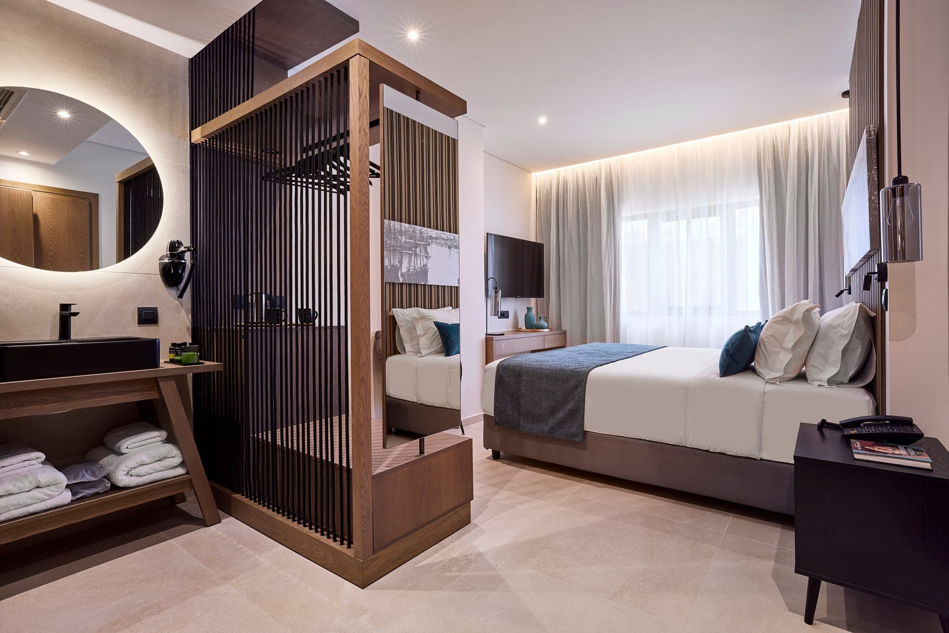 room-types-ATHPORTPIR-FML-0.jpg