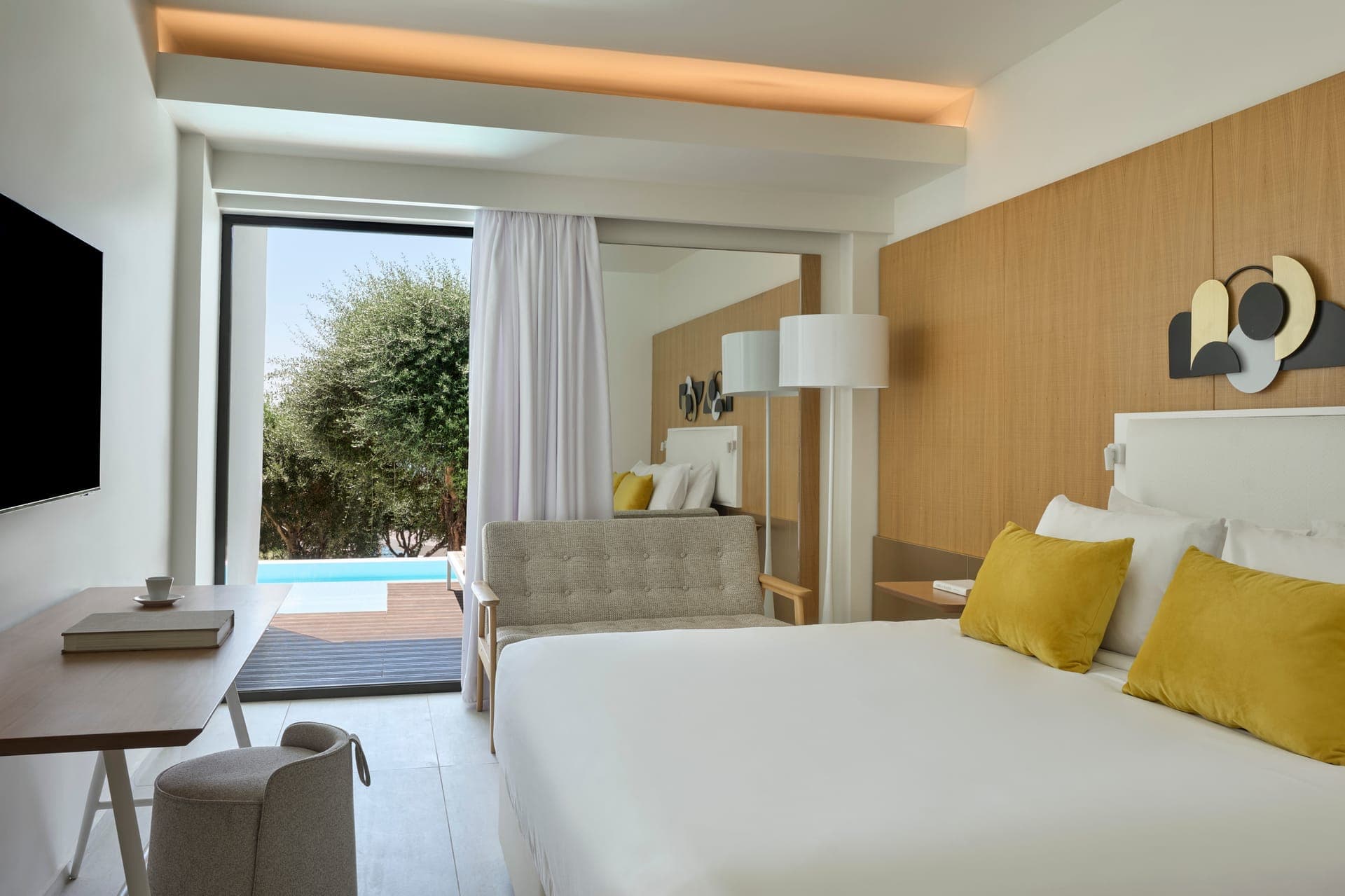 room-types-ATLNISSAKI-DLXSWS-0.jpg