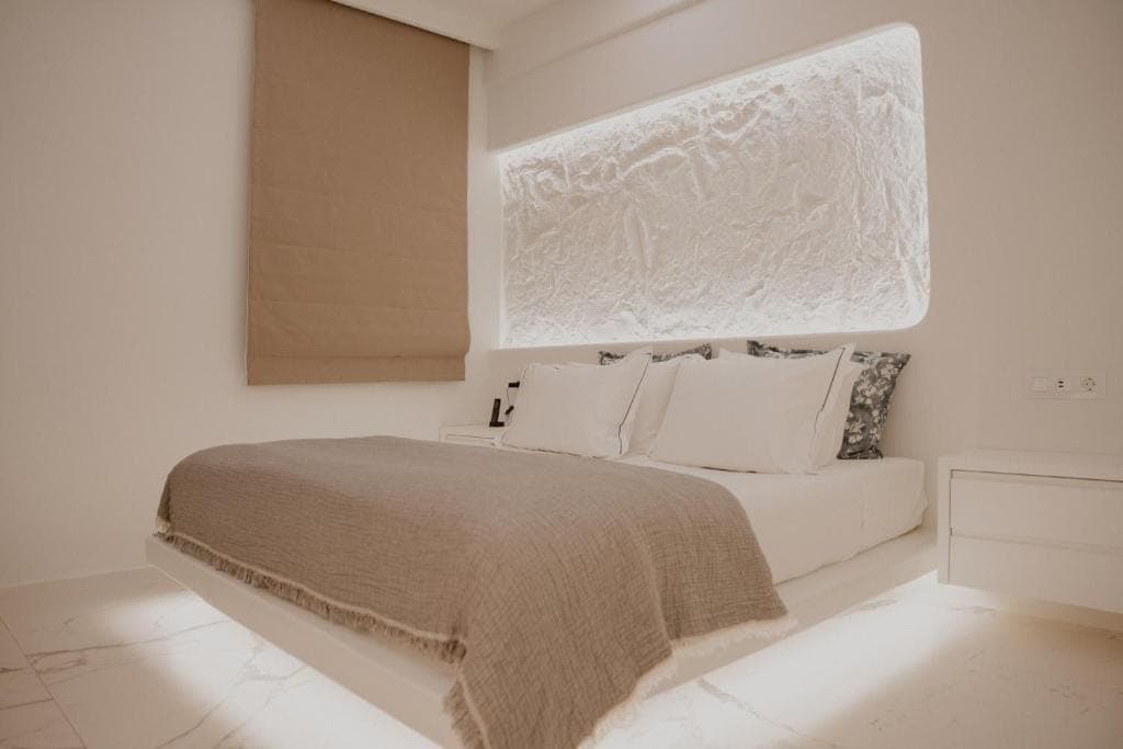 room-types-AZEROLUXS-DLX-0.jpg