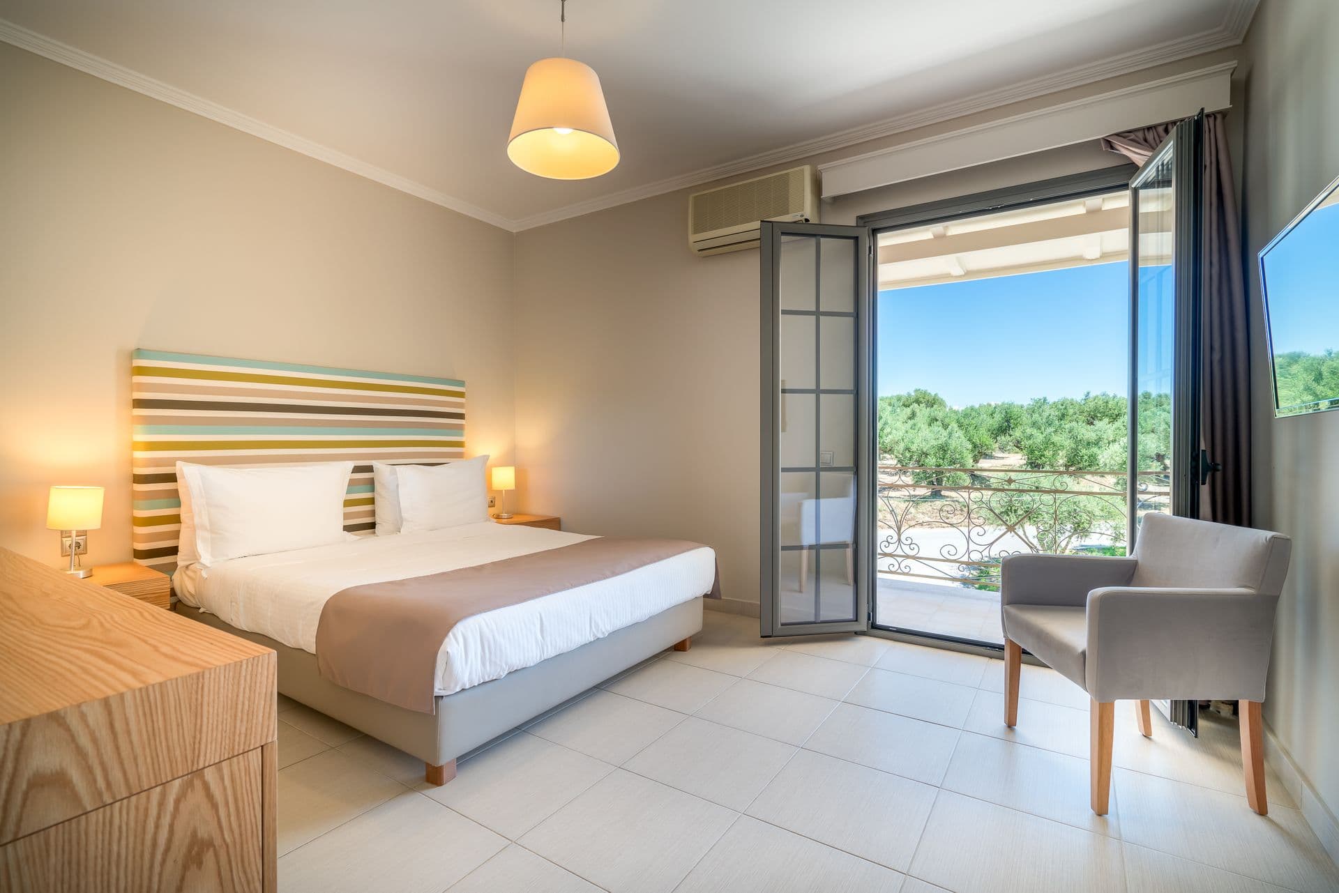 Balcony Hotel
Mountain Room