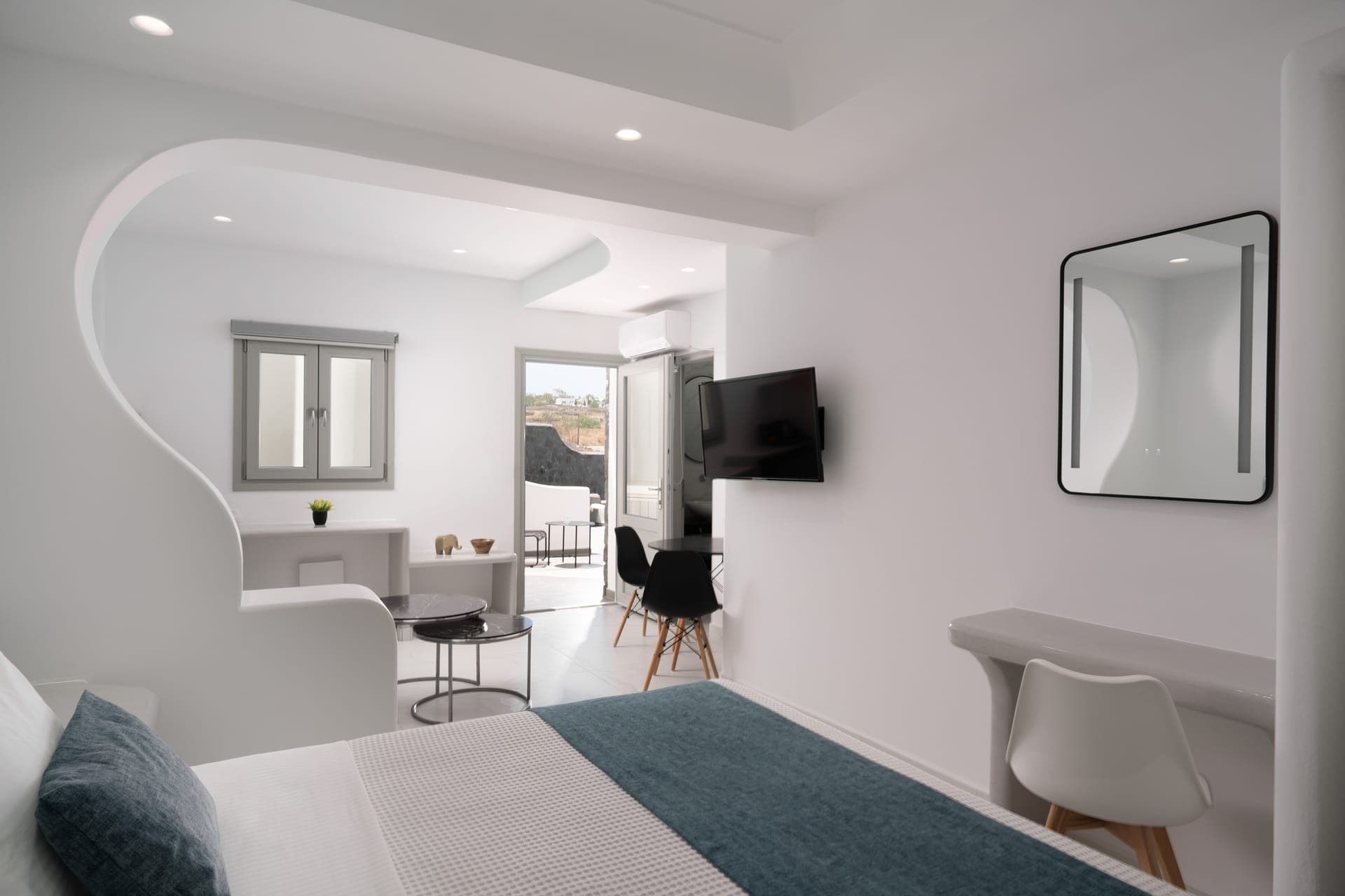 Comfort Suite with Heated Jacuzzi - Spacious living space