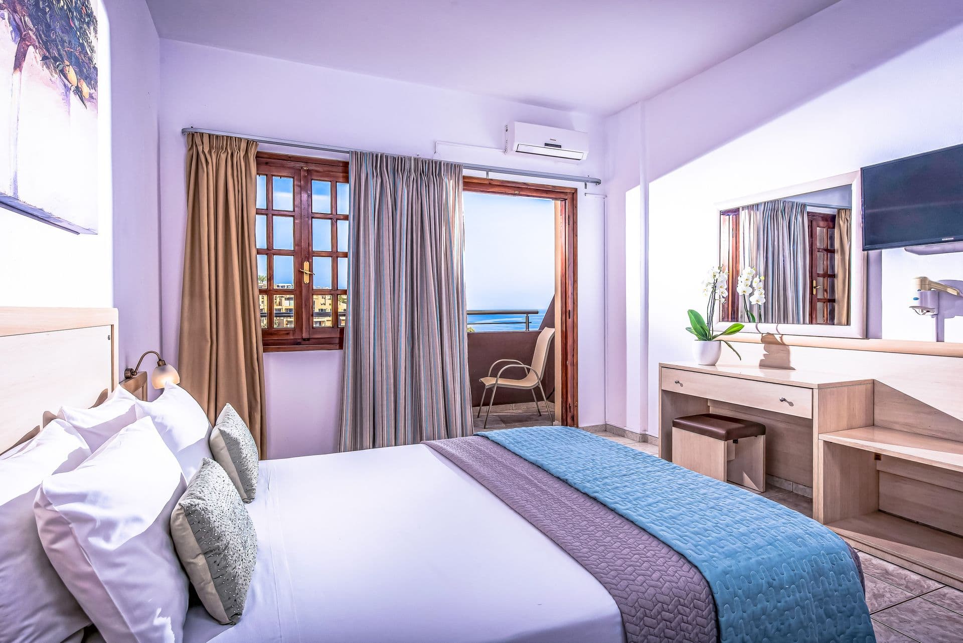 room-types-BLUEBAYR-FAMOUT-0.jpg