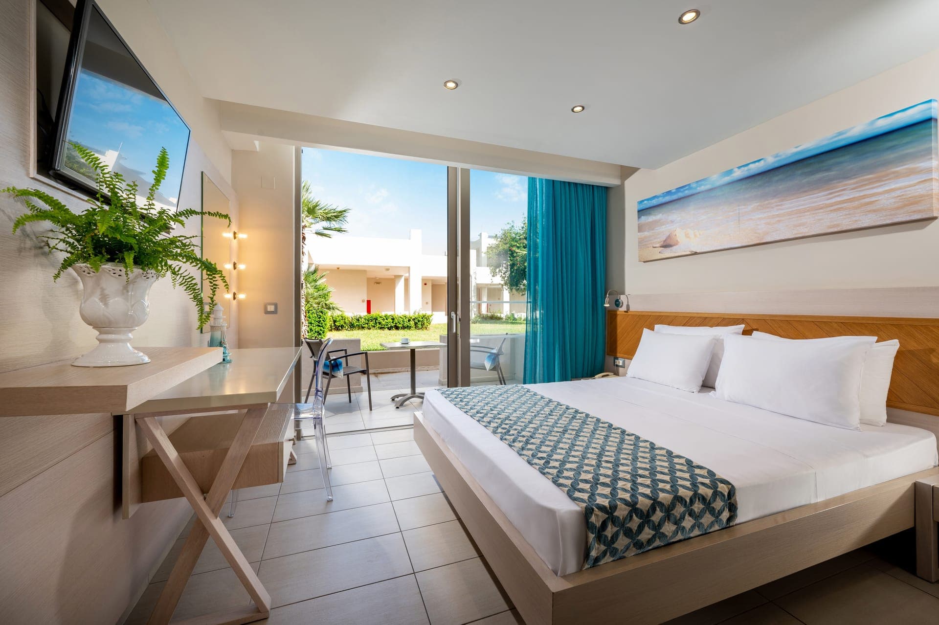 room-types-BLVDRHTLS-DLXFAM-0.jpg